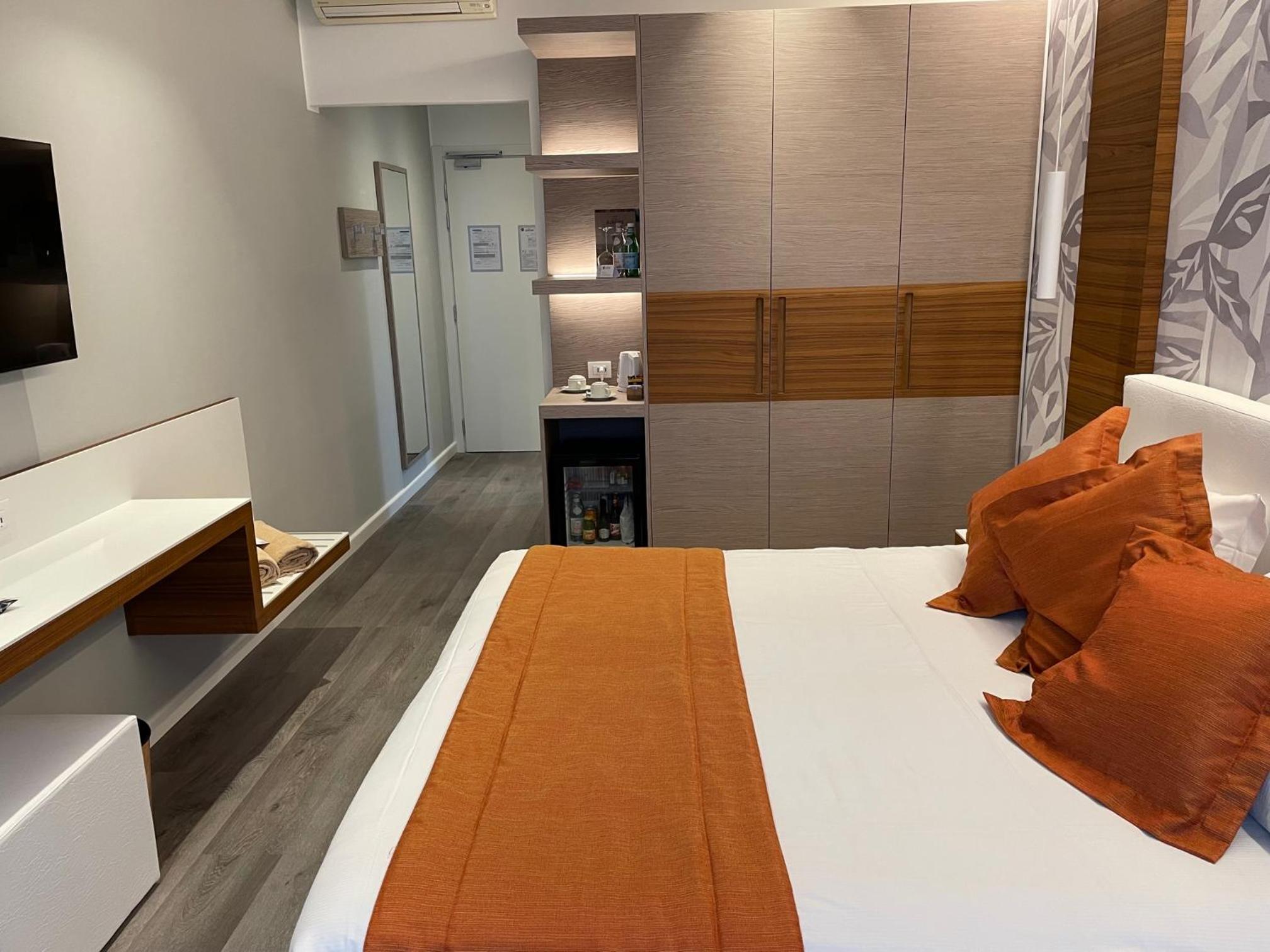 Double or Twin Room with Sea View photo 3
