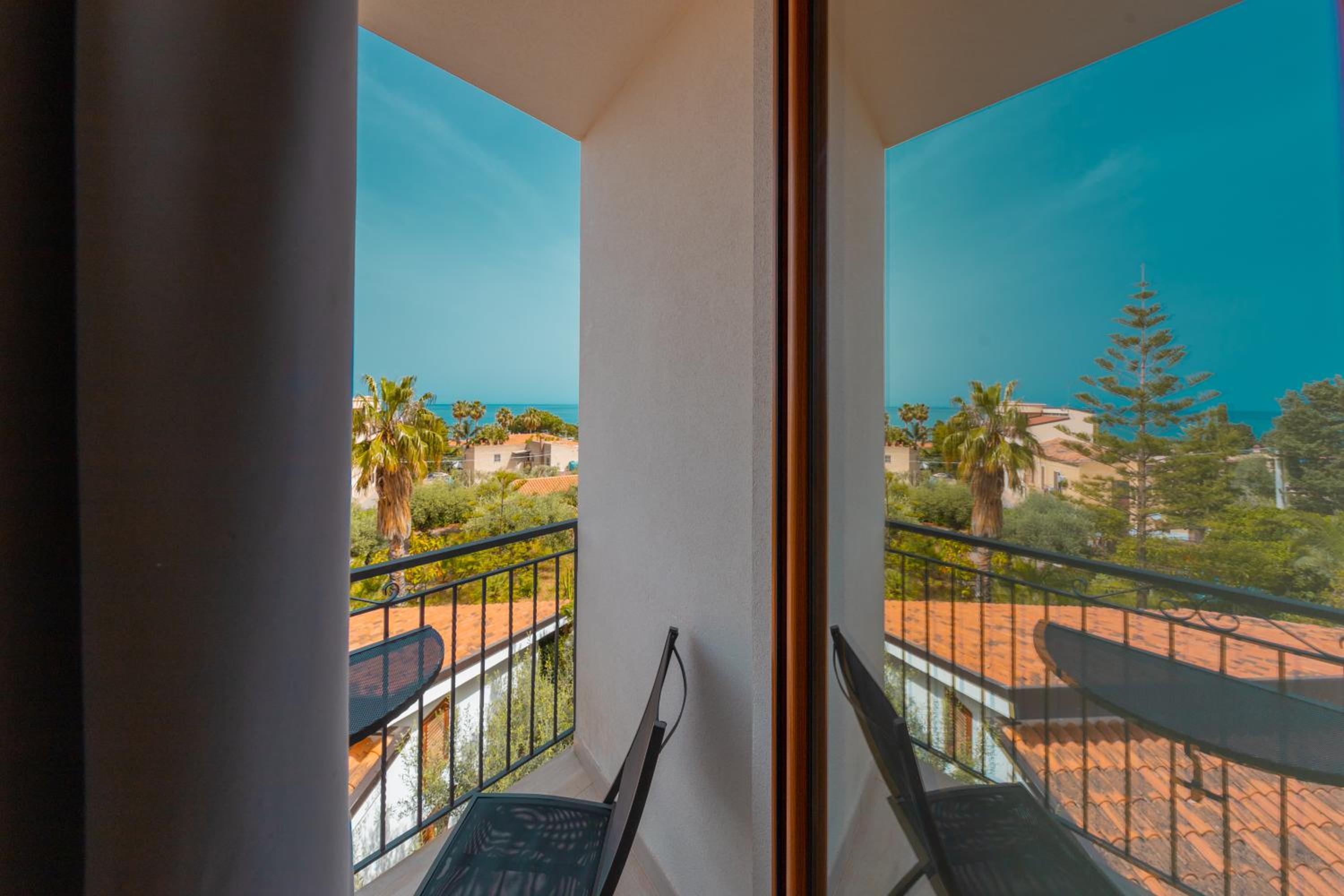 Superior Triple Room with Sea View - Photo 3