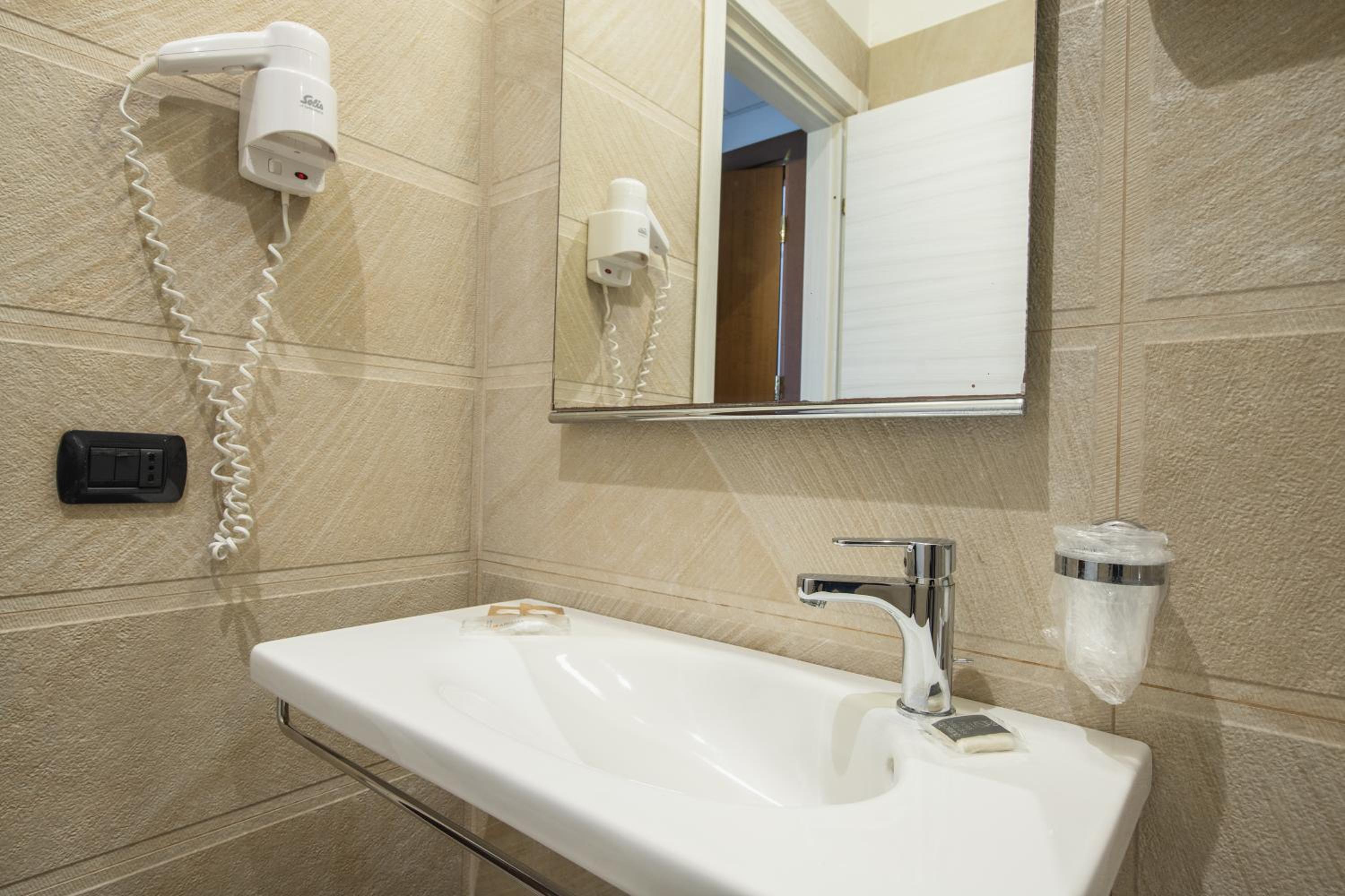 Superior Triple Room with Sea View - Photo 4