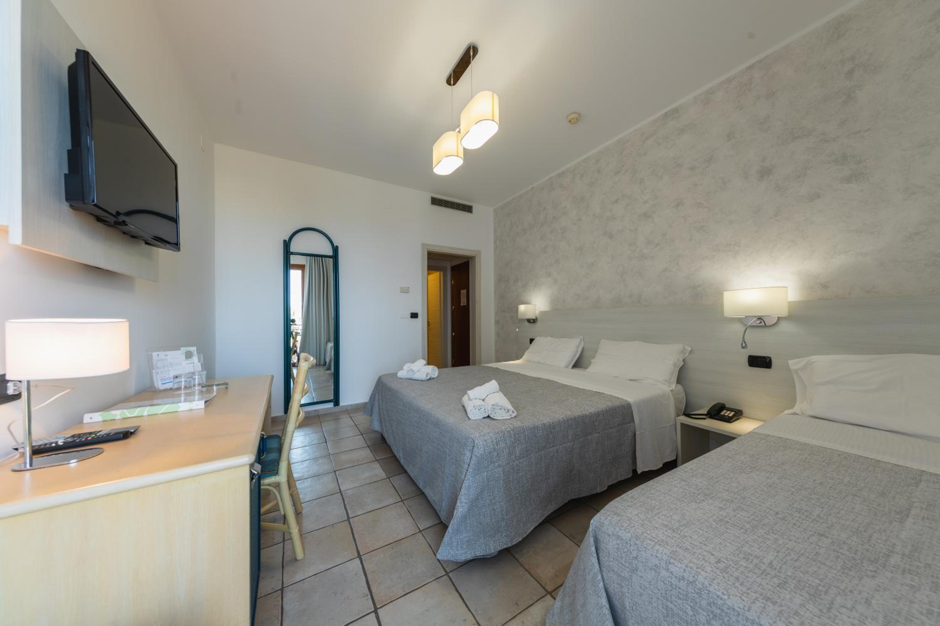 Superior Triple Room with Sea View - Photo 2