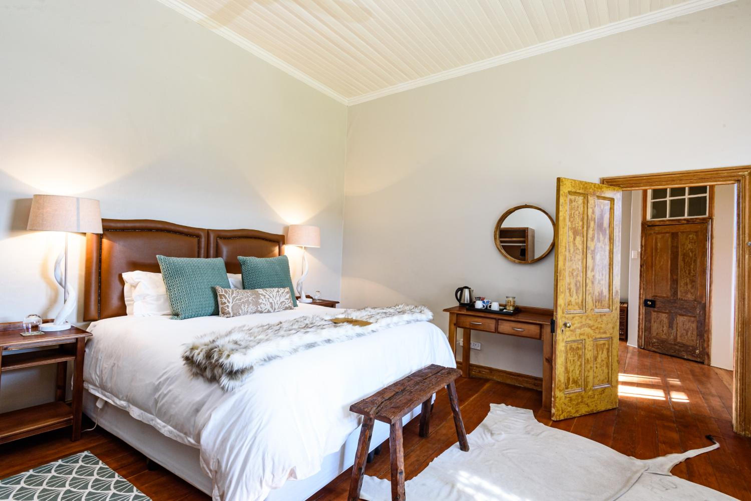 Deluxe Double Room with Bath - Photo 4