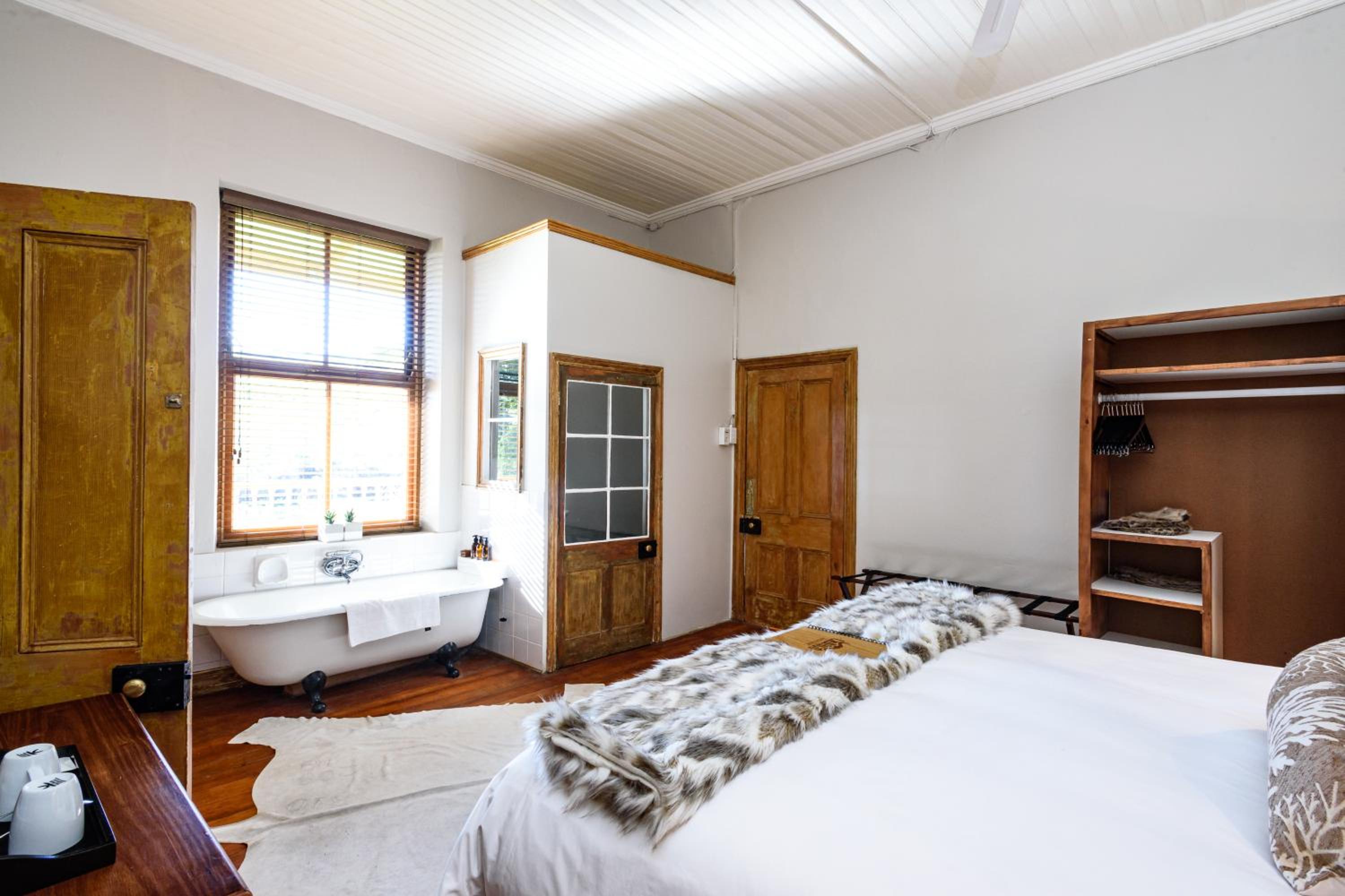 Deluxe Double Room with Bath - Photo 5