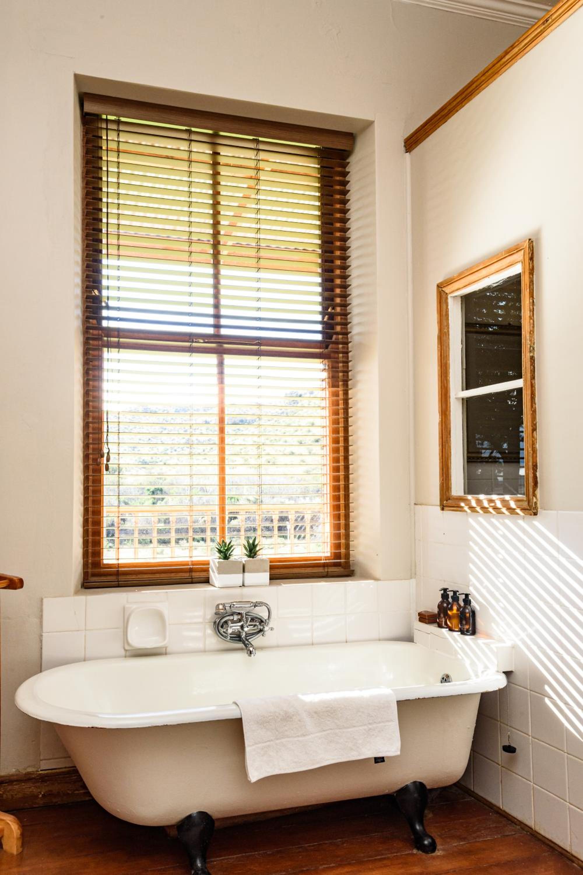 Deluxe Double Room with Bath - Photo 3