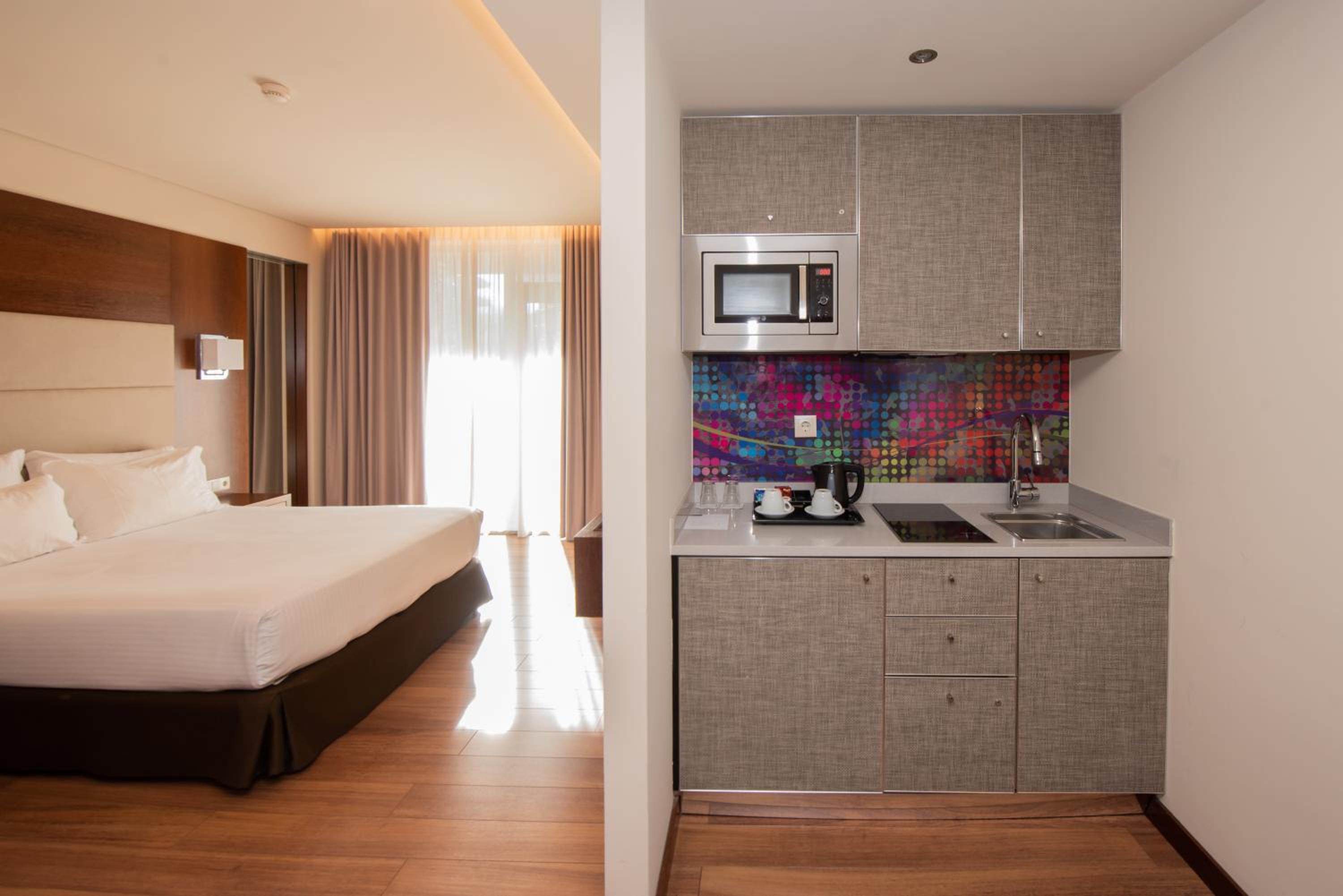 Double or Twin Room with Balcony + Parking - Photo 5