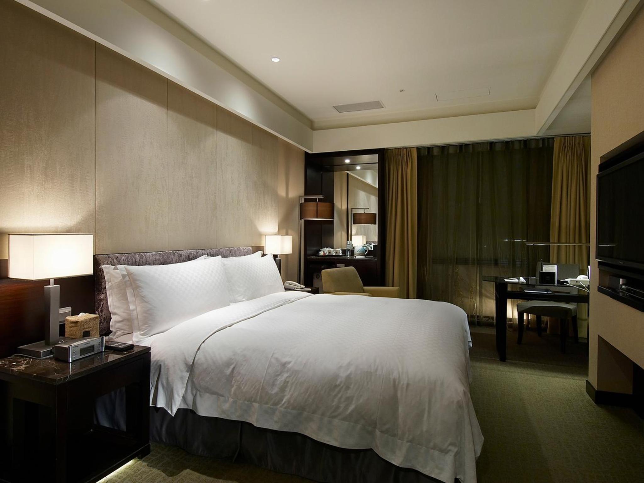 Deluxe King Room without Window