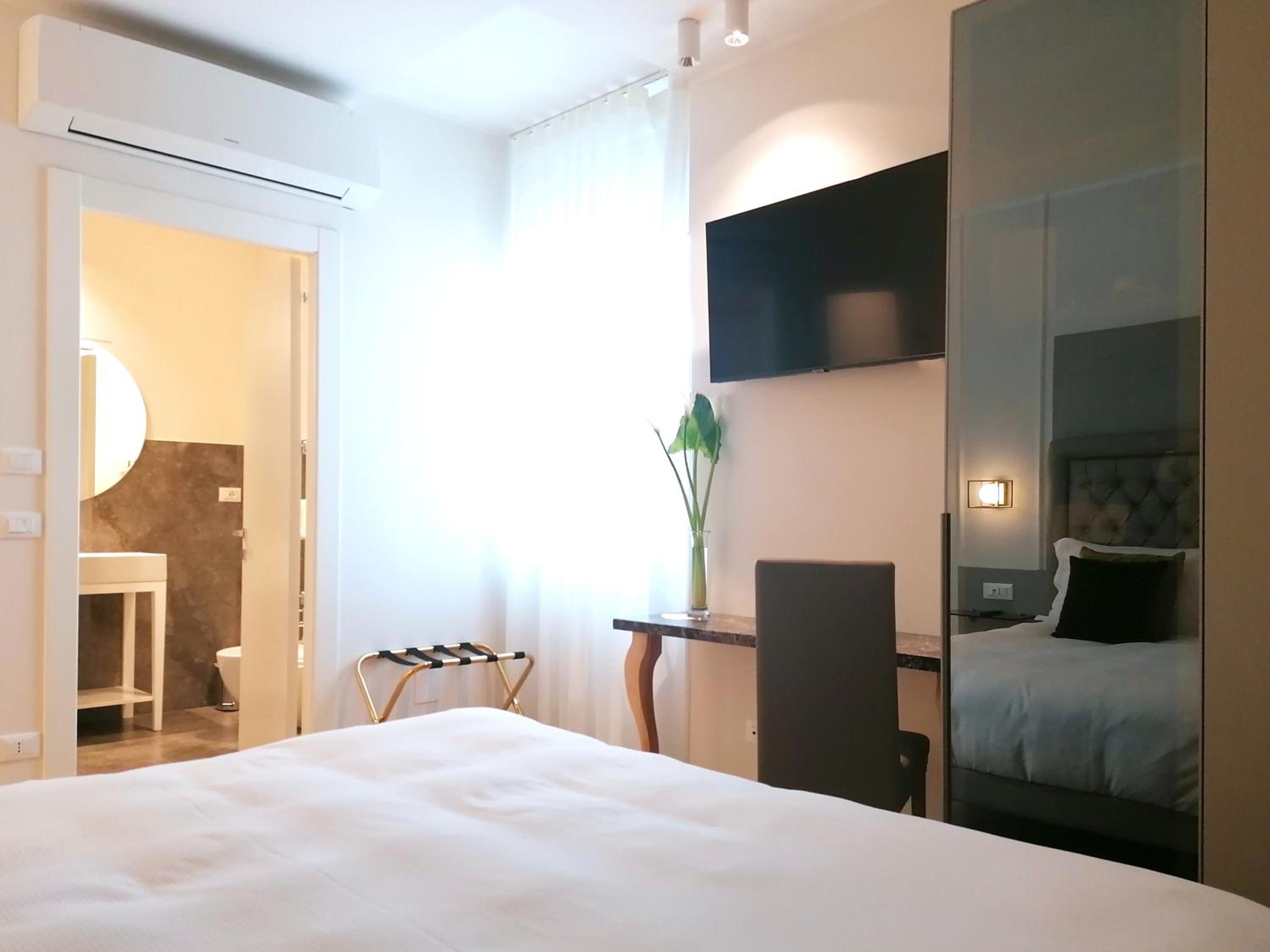 Double Room - Photo 10