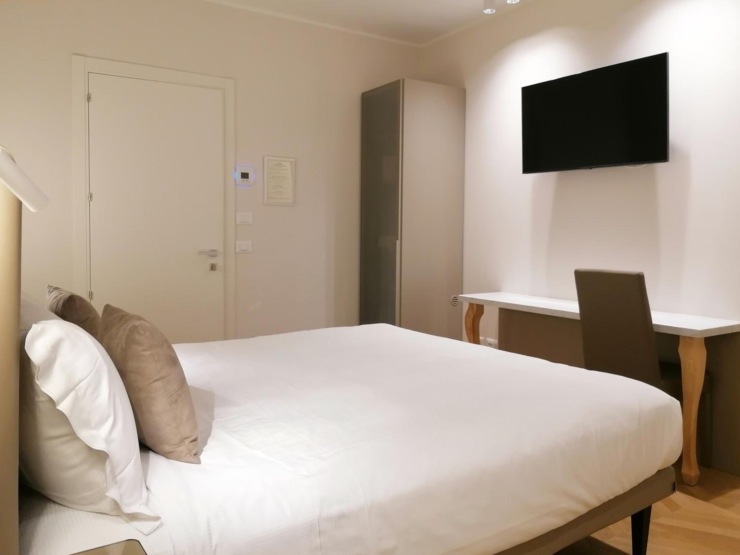 Double Room - Photo 13