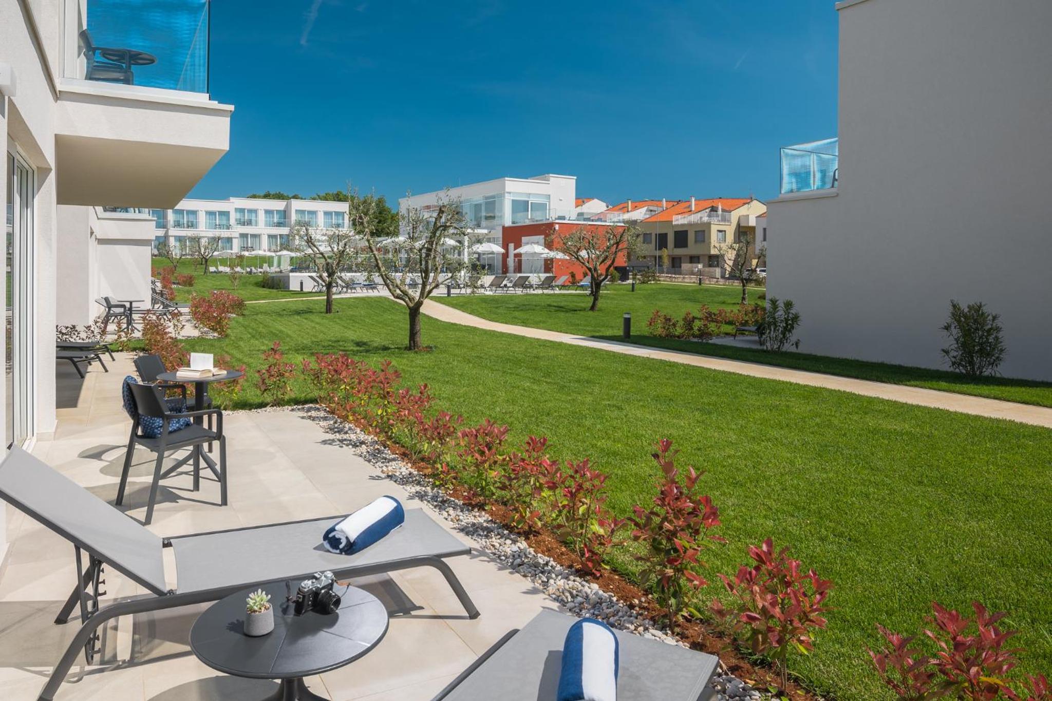 Luxury One-Bedroom Apartment with Terrace - Photo 2