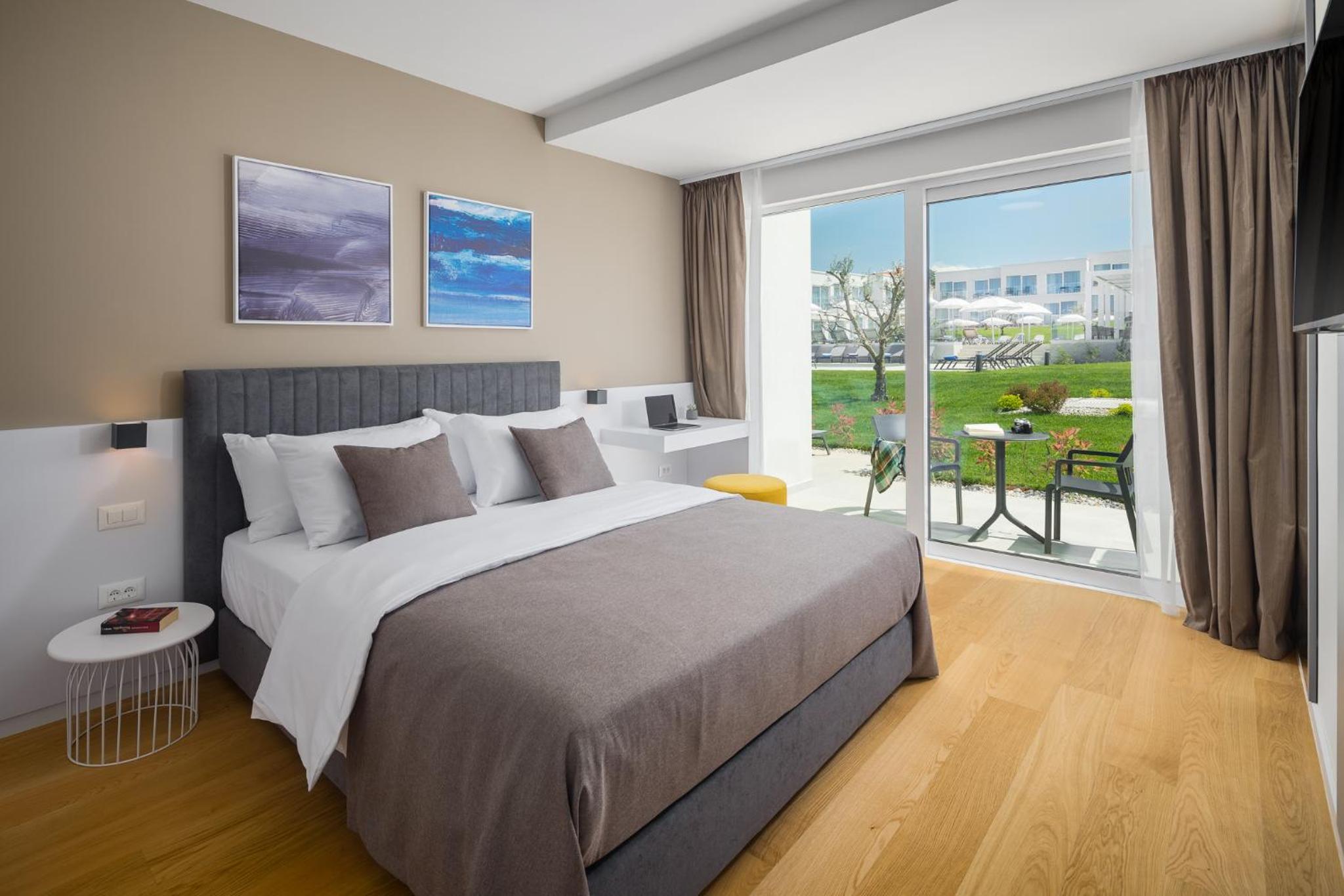 Luxury One-Bedroom Apartment with Terrace - Photo 7