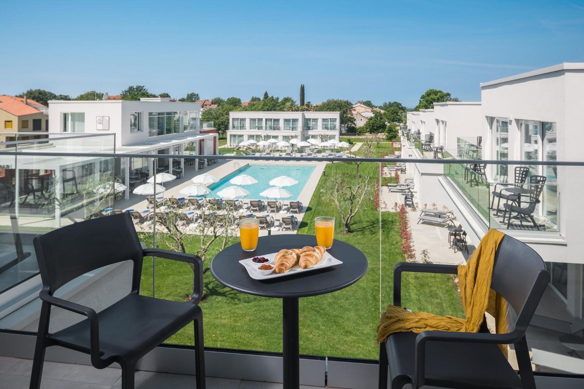 Luxury One-Bedroom Apartment with Balcony - Photo 26