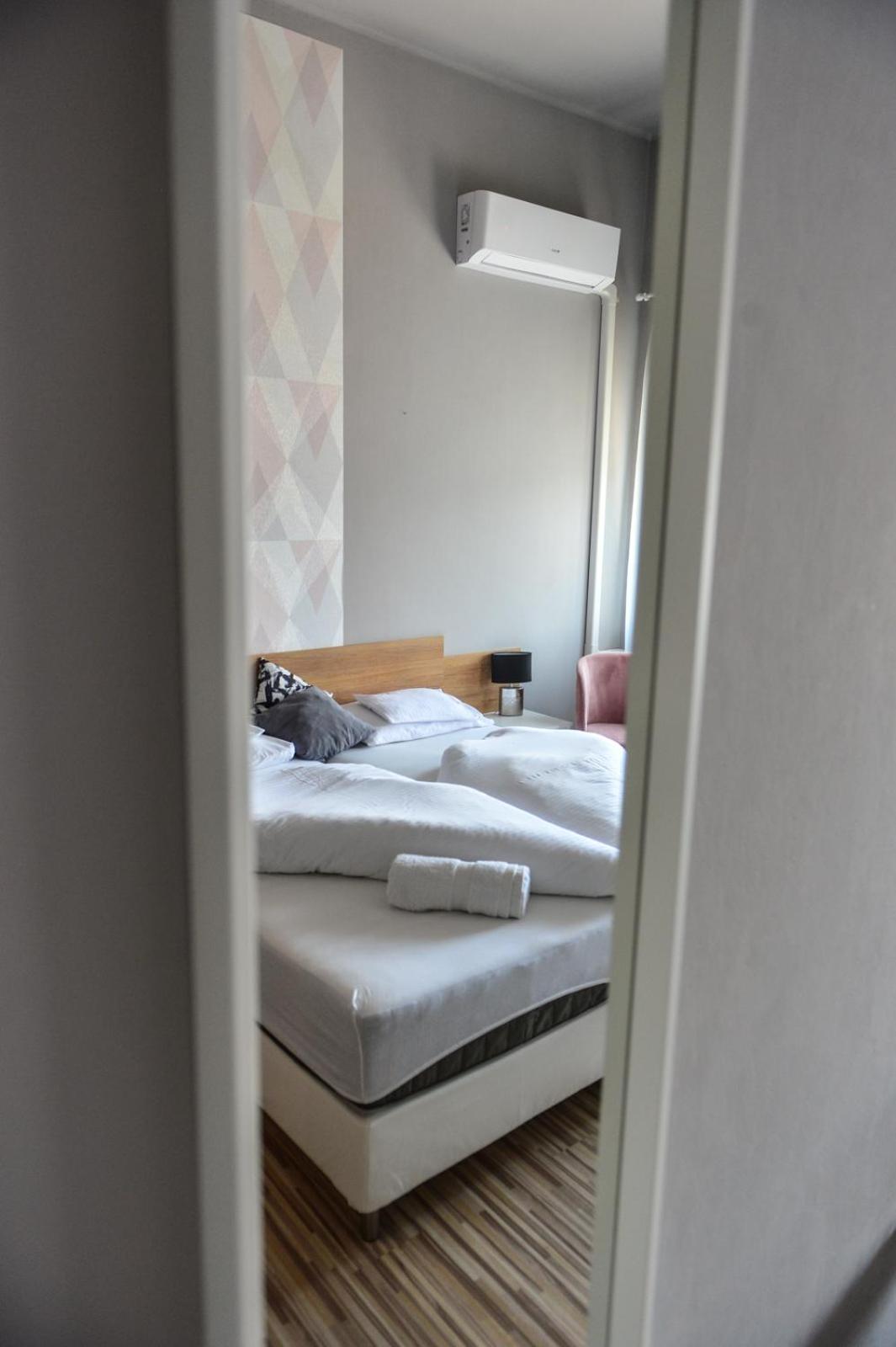 Small Double or Twin Room - Photo 5