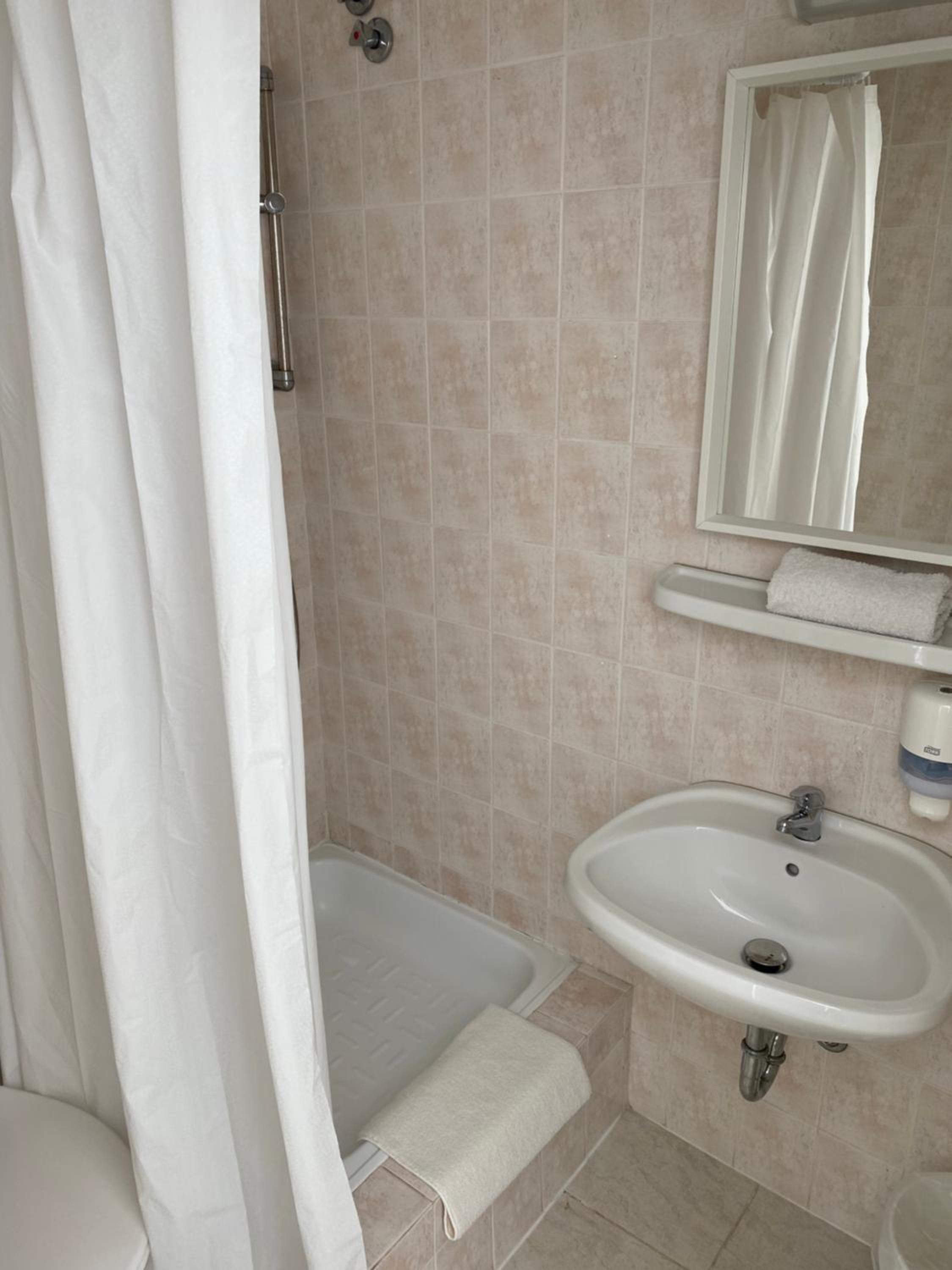 Small Double or Twin Room - Photo 8