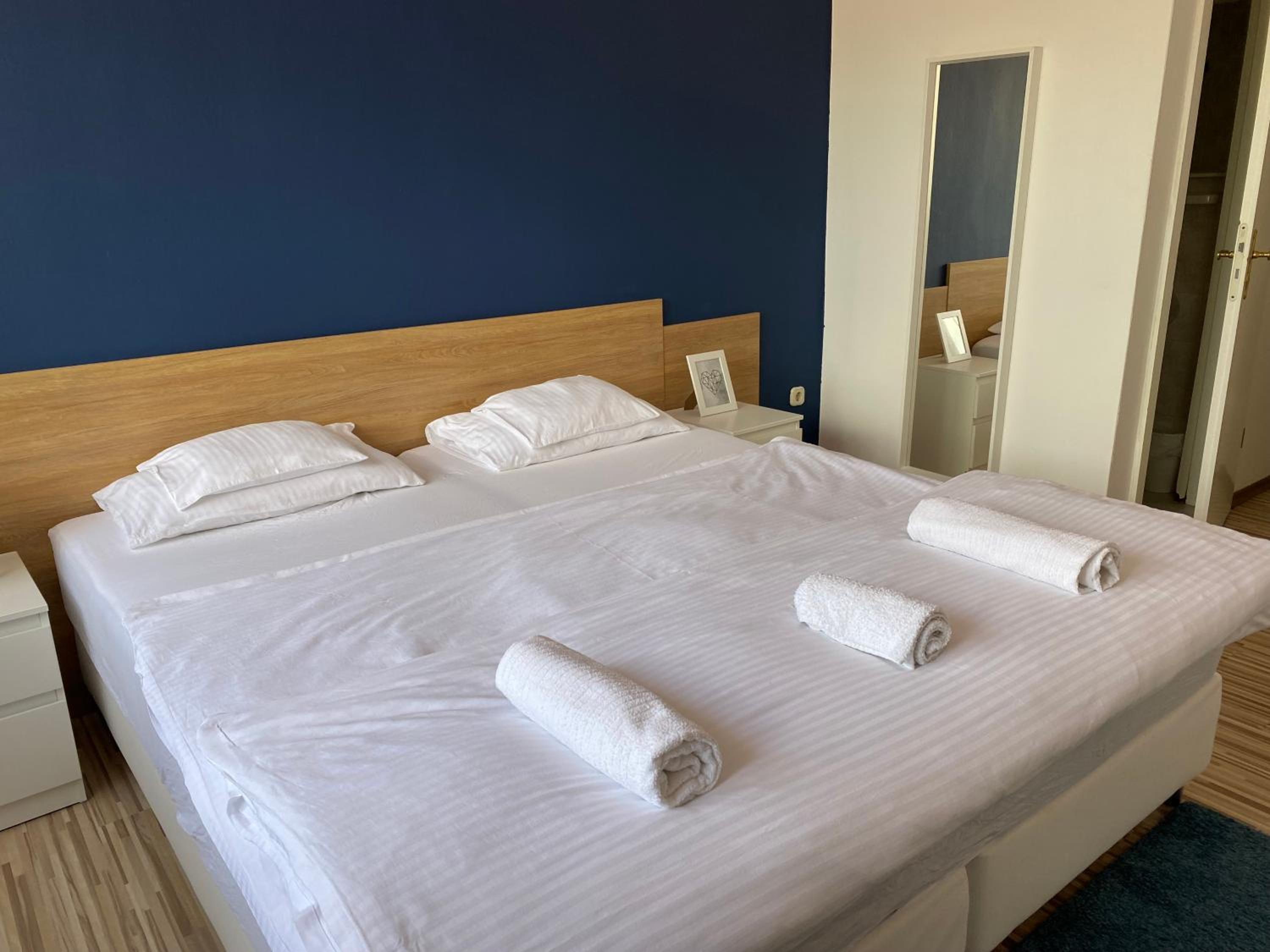Standard Twin Room with Sofa - Photo 4