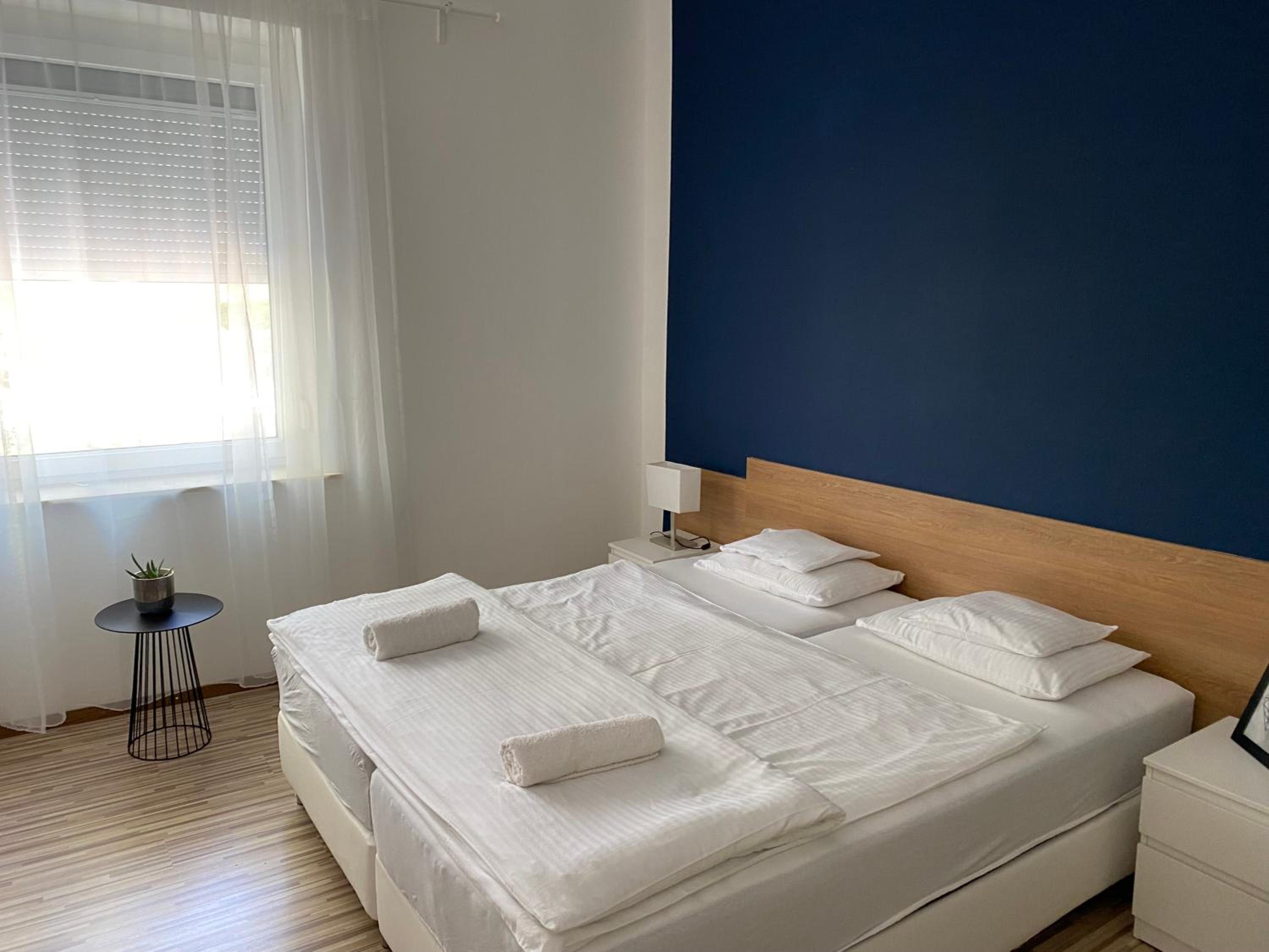 Standard Twin Room with Sofa - Photo 5