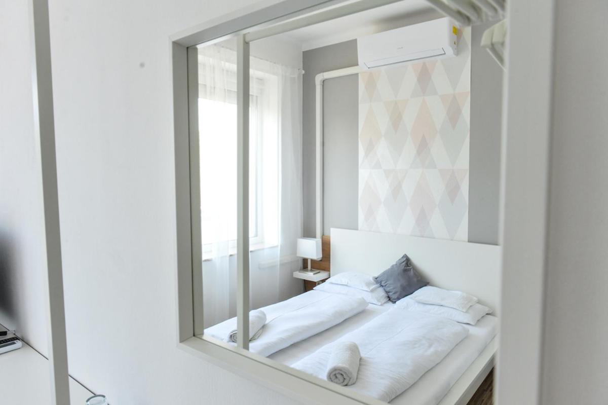Queen Room with Balcony - Photo 7