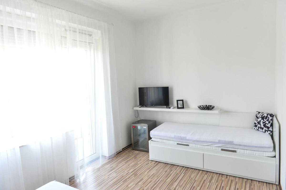 Queen Room with Balcony - Photo 11