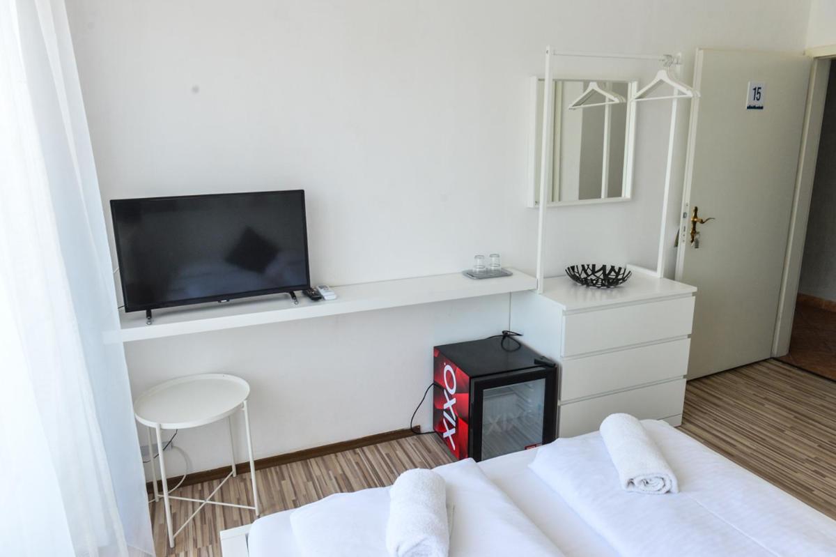 Queen Room with Balcony - Photo 6