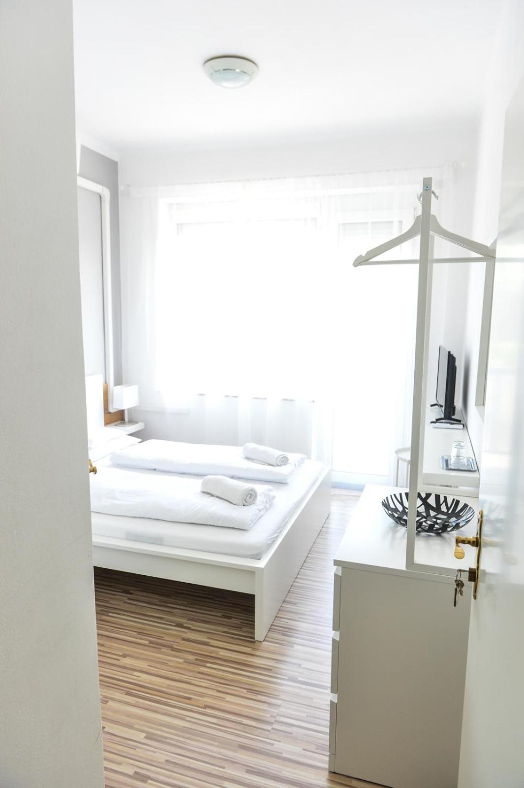 Queen Room with Balcony - Photo 12