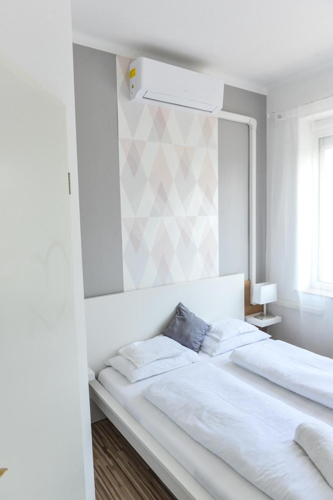Queen Room with Balcony - Photo 13