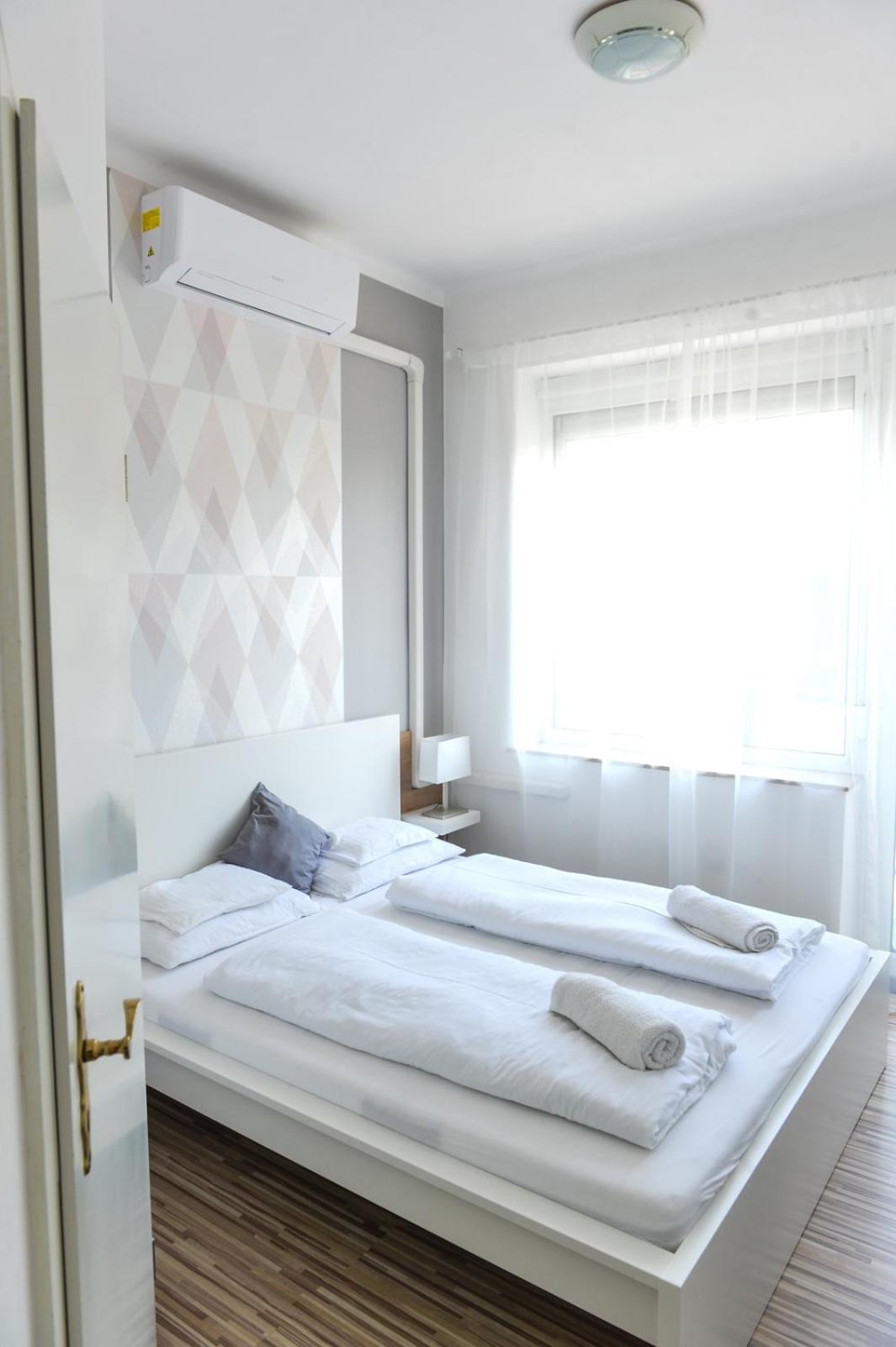Queen Room with Balcony - Photo 23