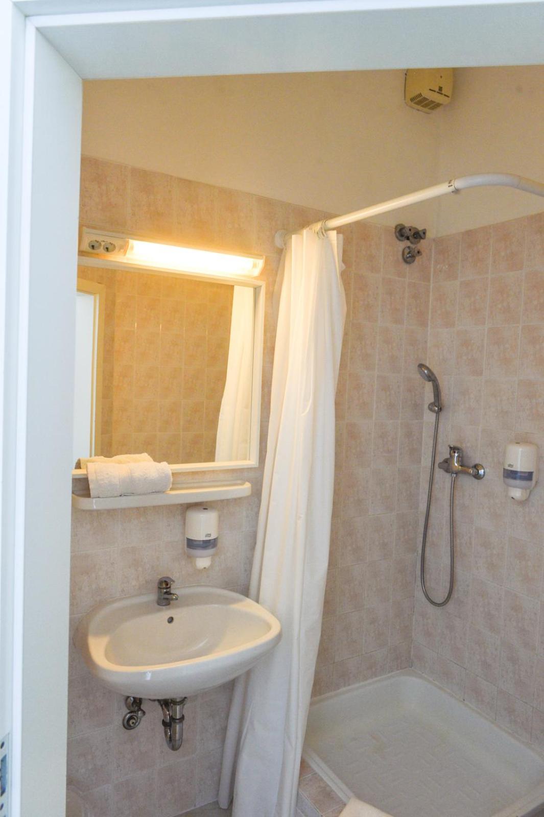 Queen Room with Balcony - Photo 5