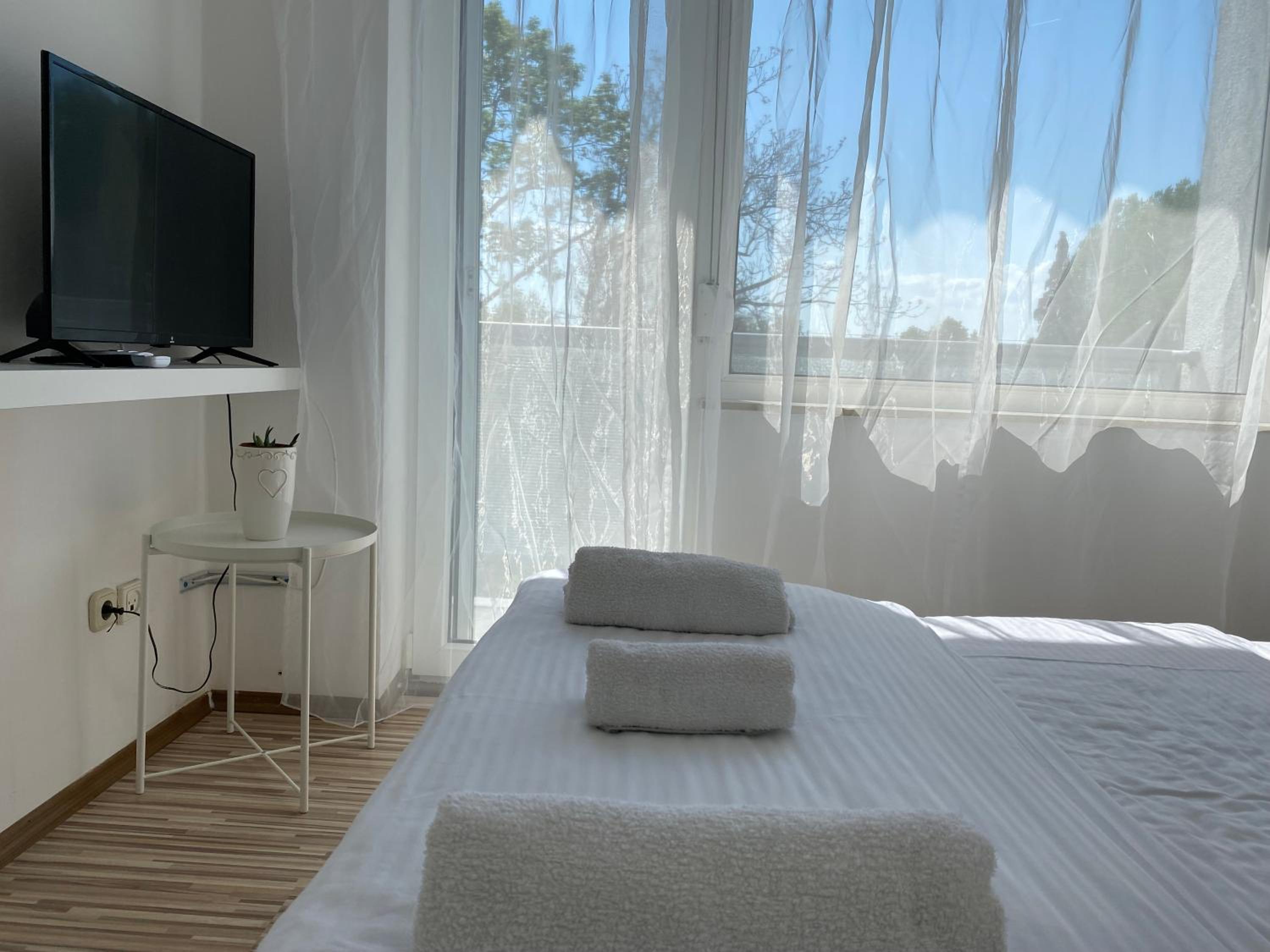 Queen Room with Balcony - Photo 24