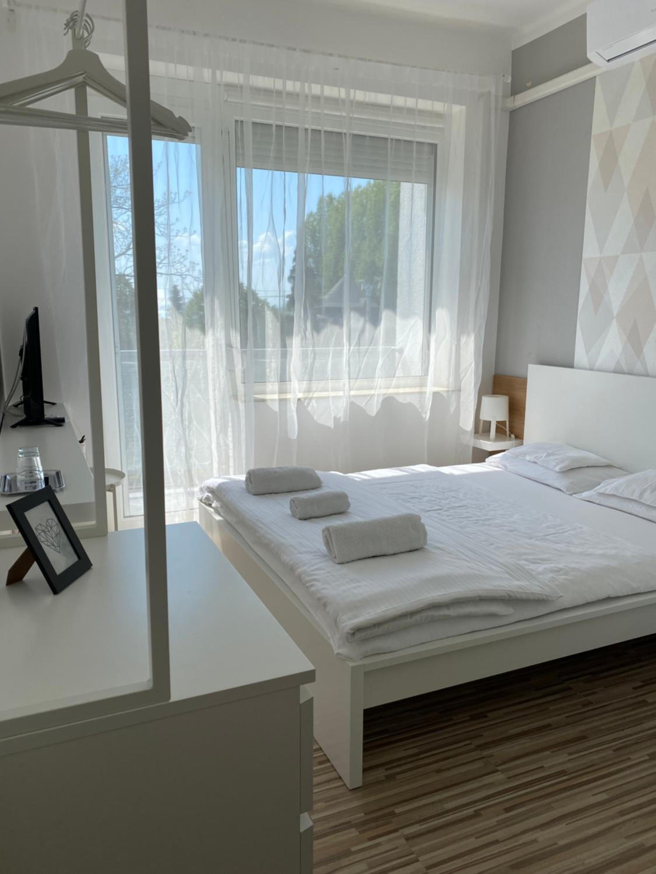 Queen Room with Balcony - Photo 22