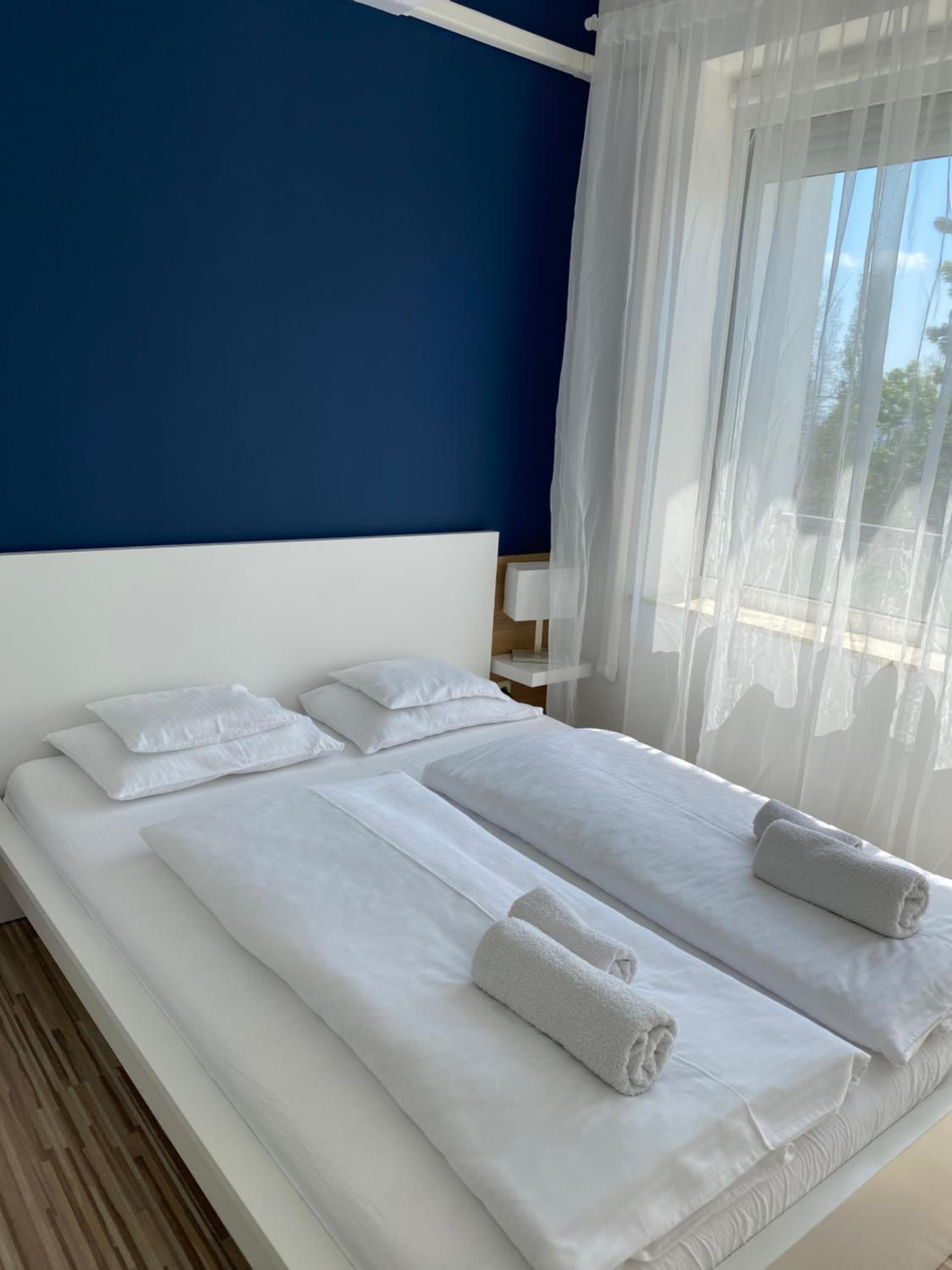 Queen Room with Balcony - Photo 15