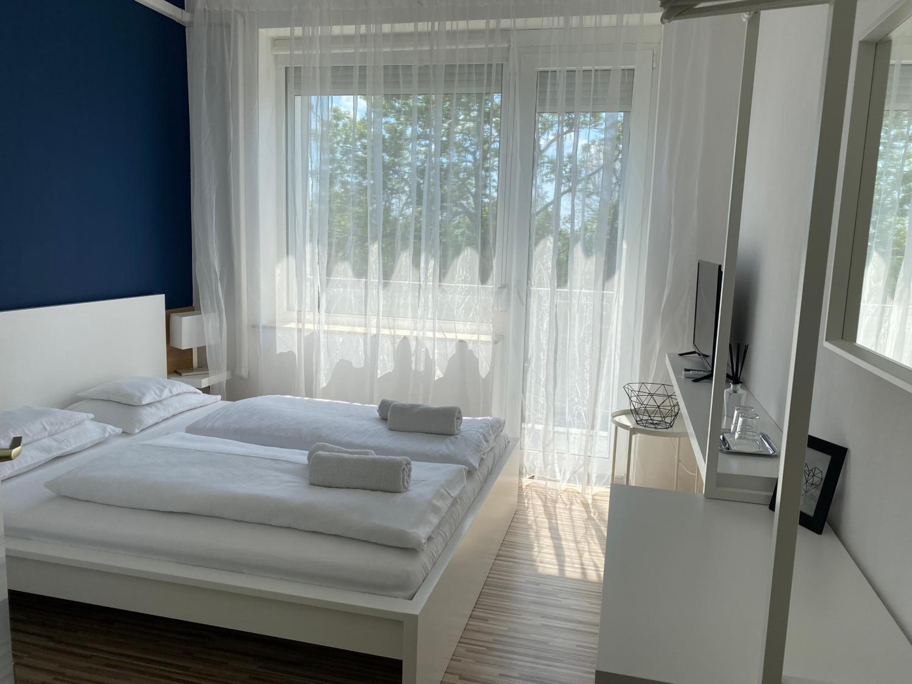Queen Room with Balcony - Photo 21