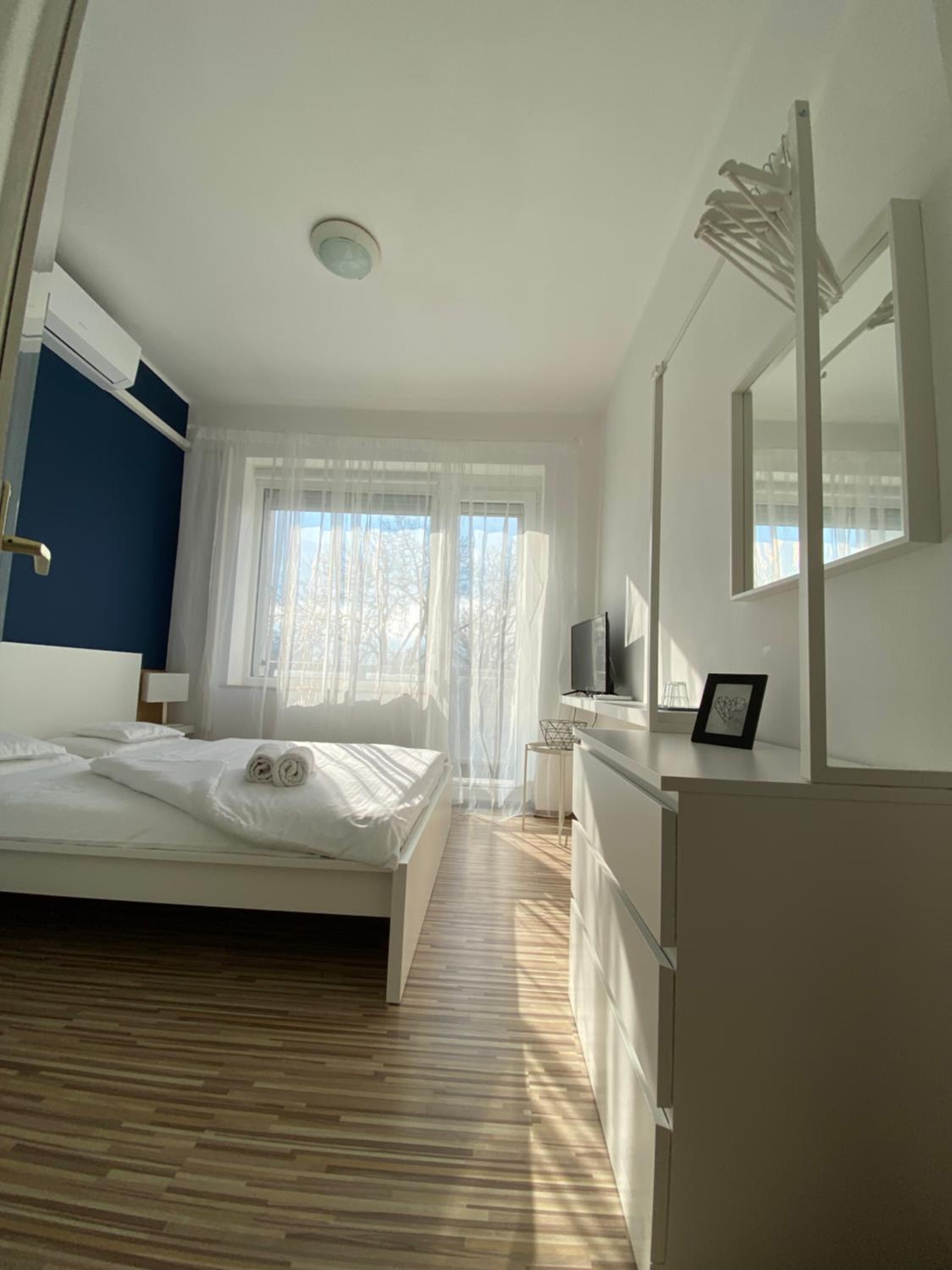 Queen Room with Balcony - Photo 19