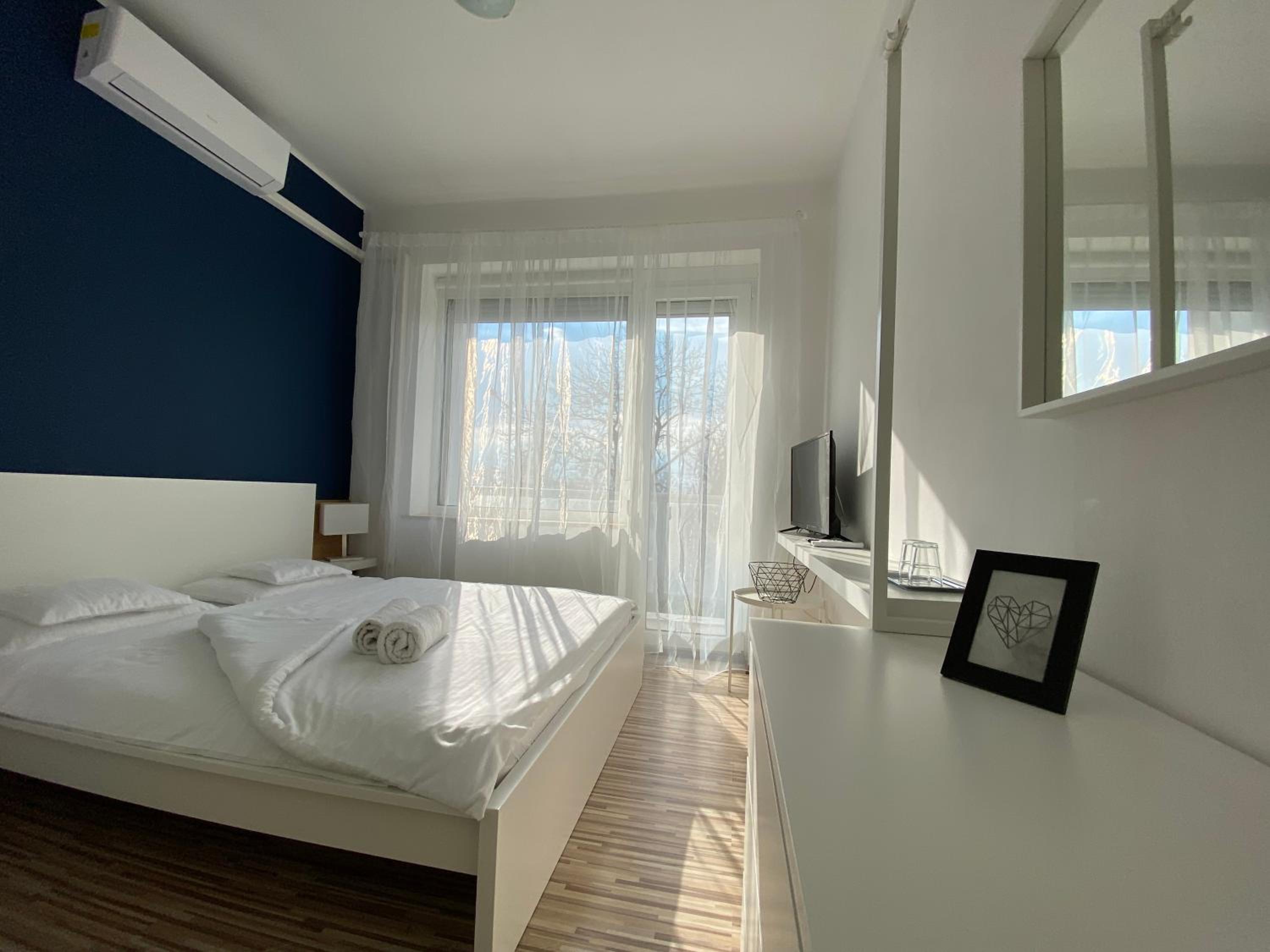 Queen Room with Balcony - Photo 2