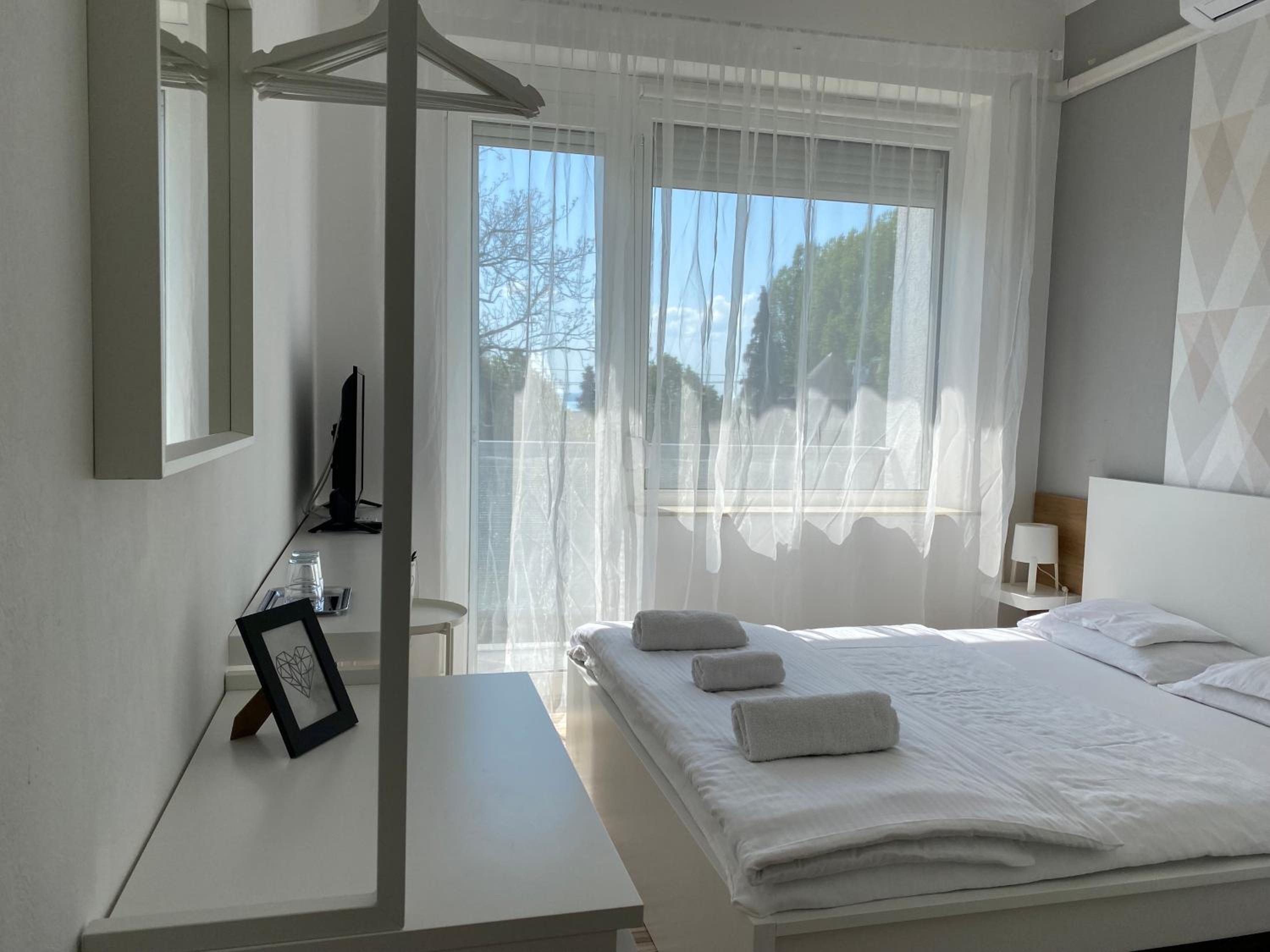 Queen Room with Balcony - Photo 17