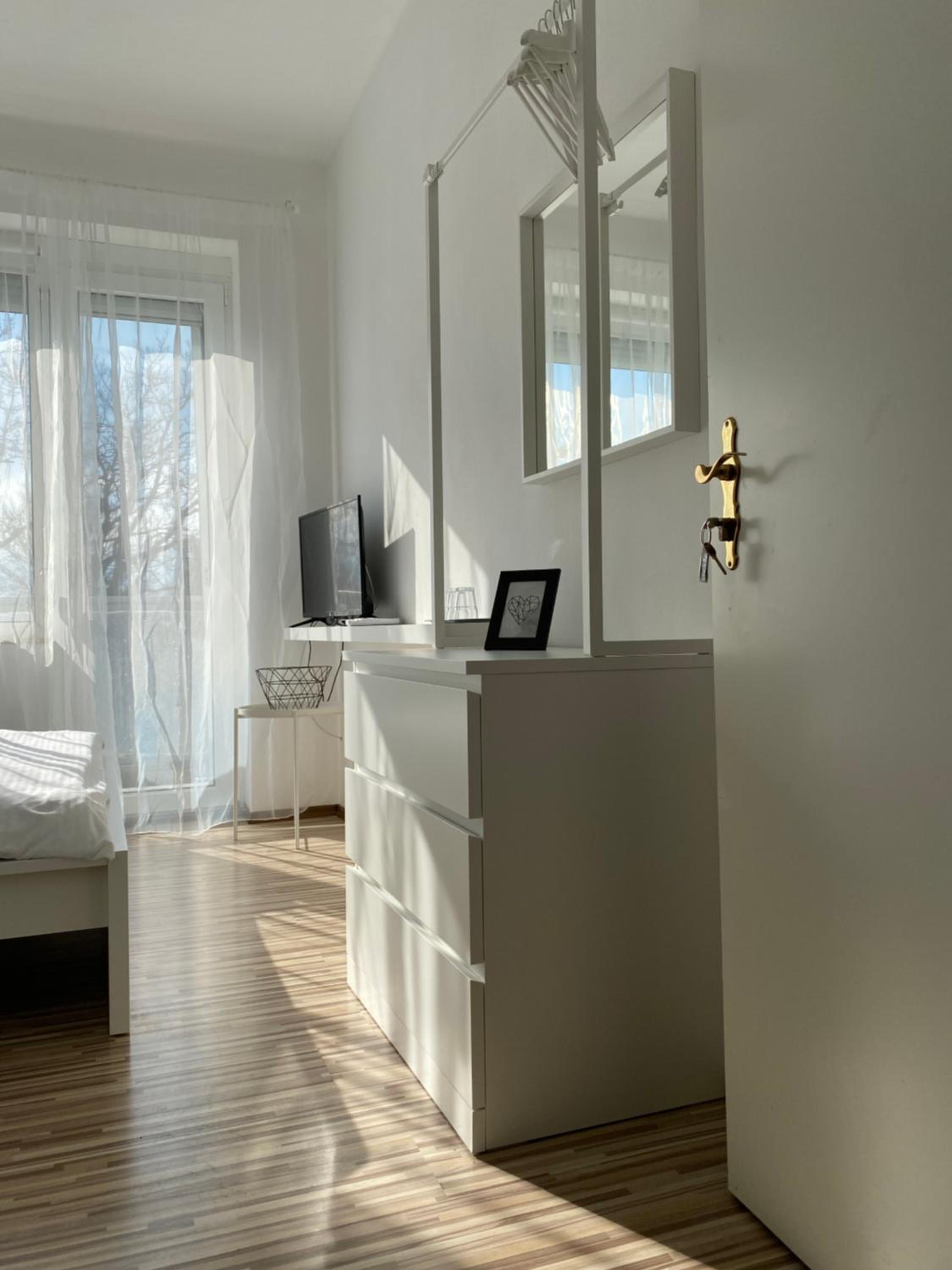 Queen Room with Balcony - Photo 18