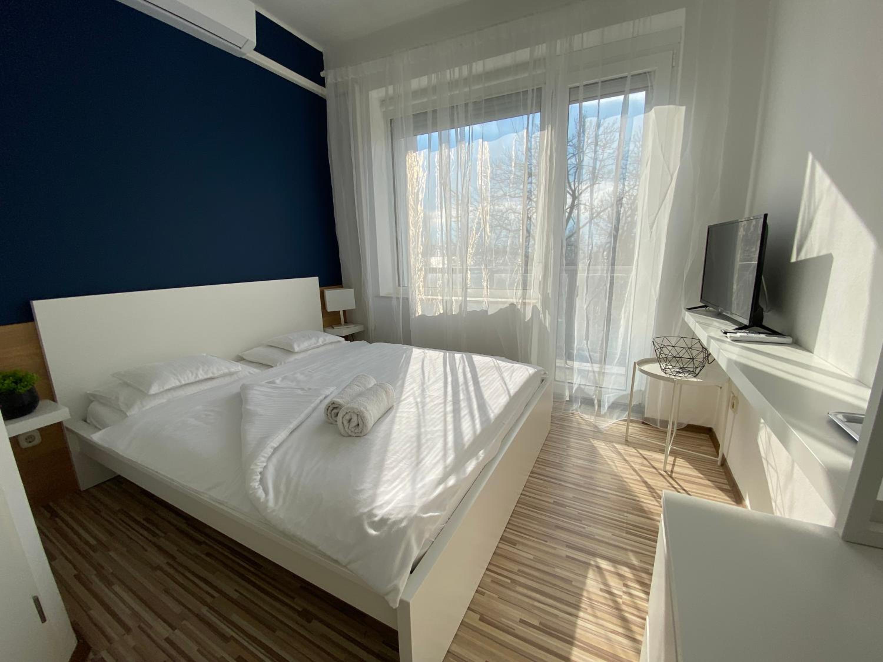 Queen Room with Balcony - Photo 25