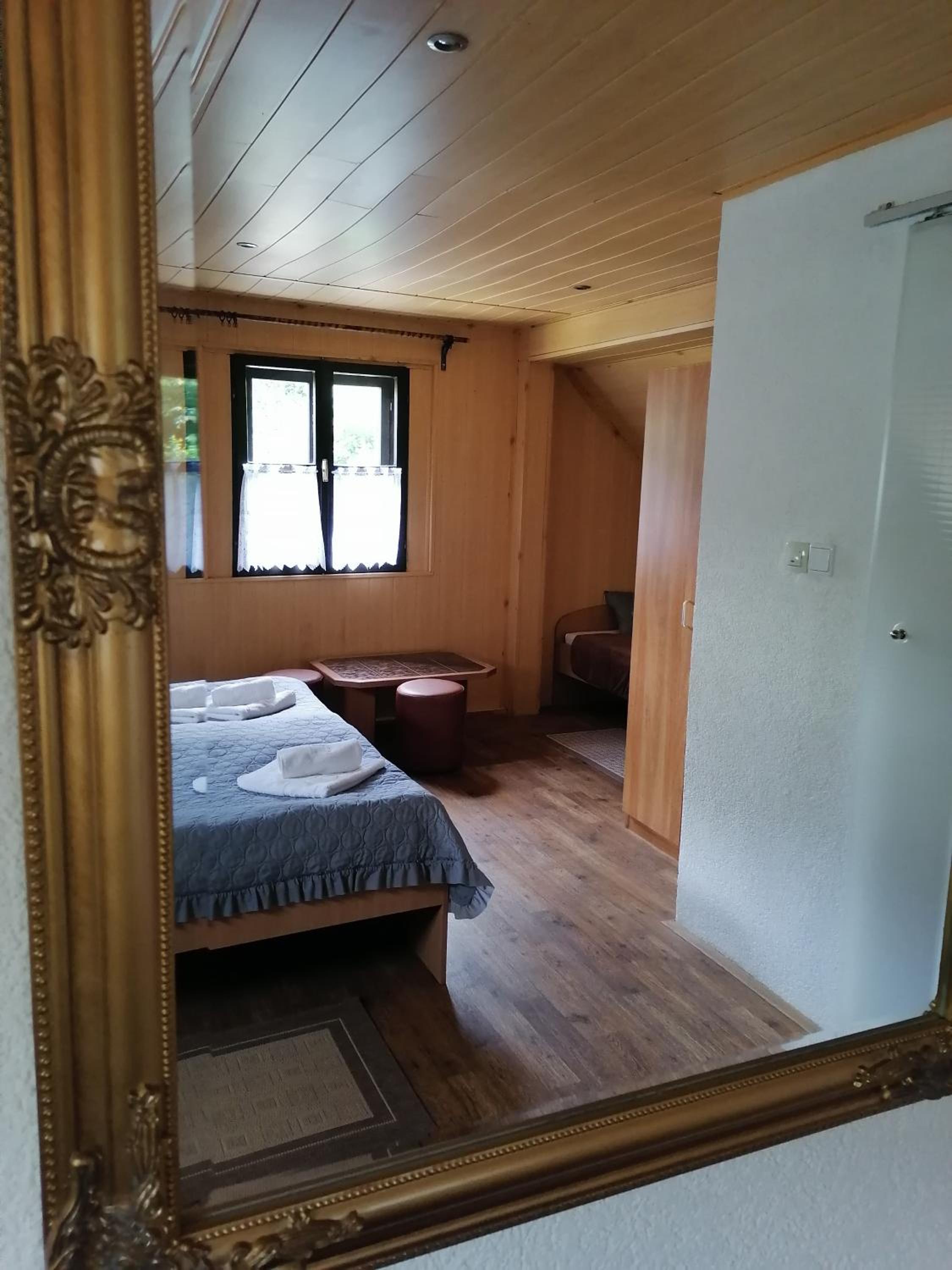 Large Double Room - Photo 3