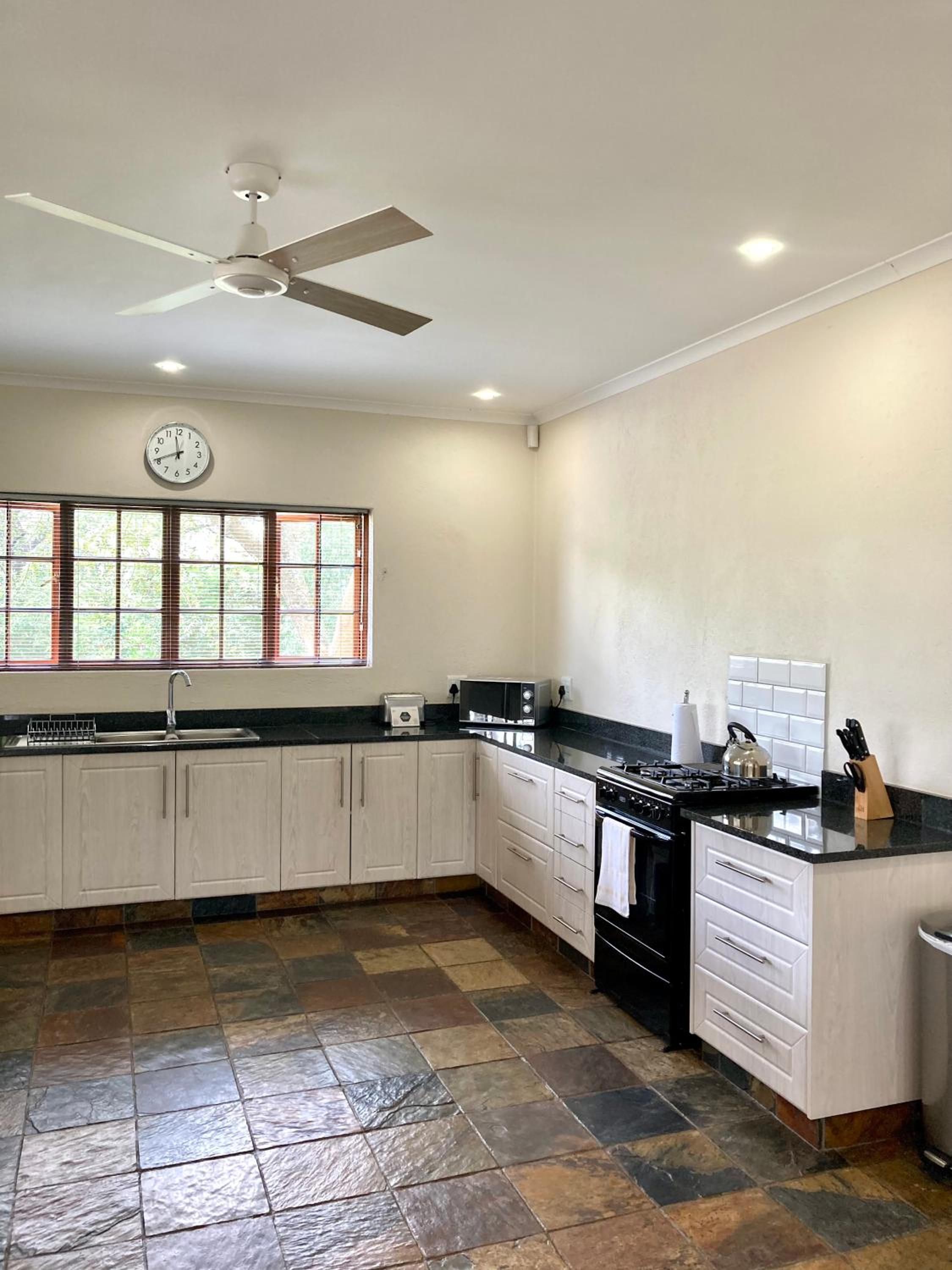 Two-Bedroom House - Photo 2