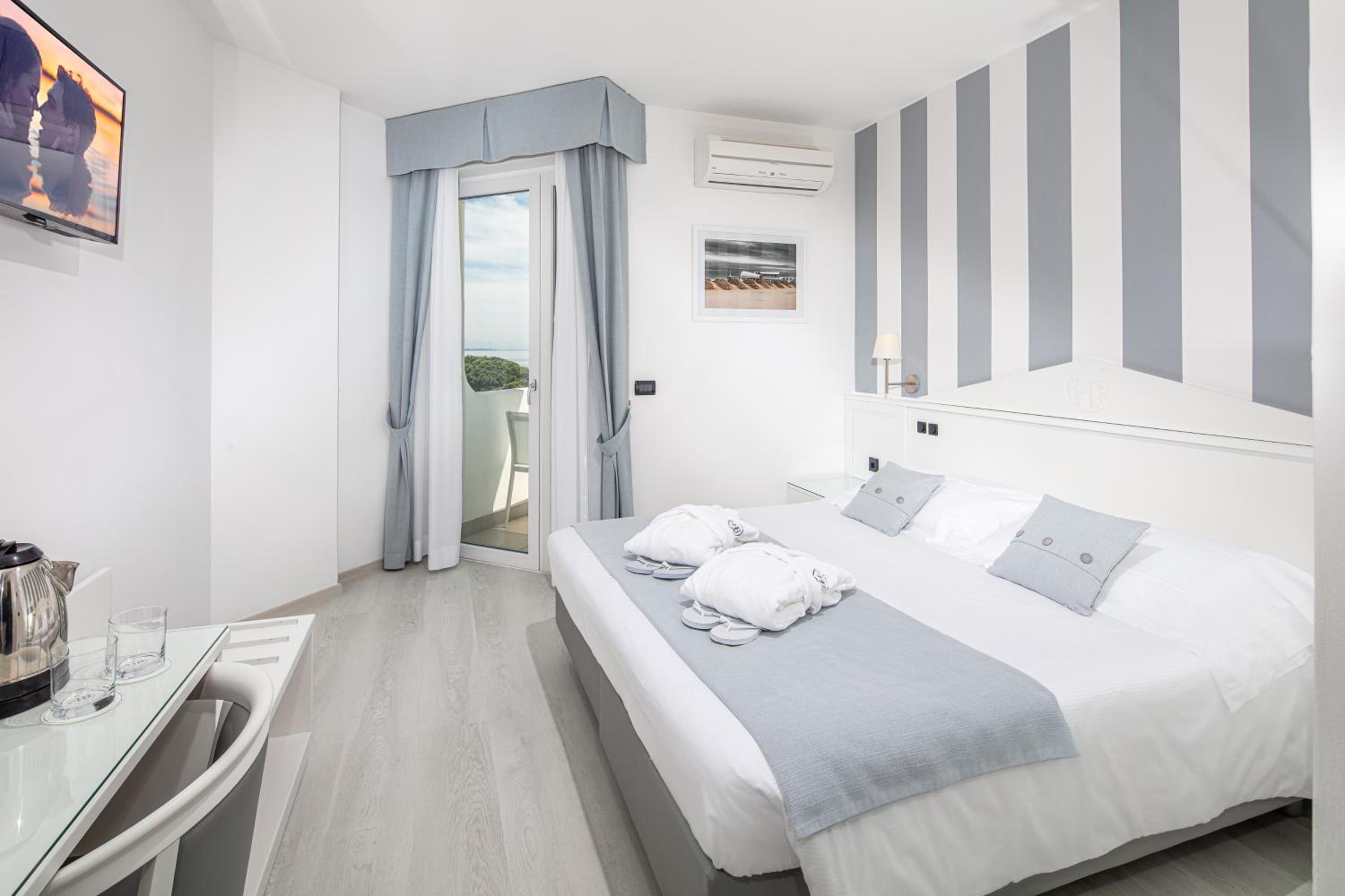 Double Room with Sea View - Photo 1