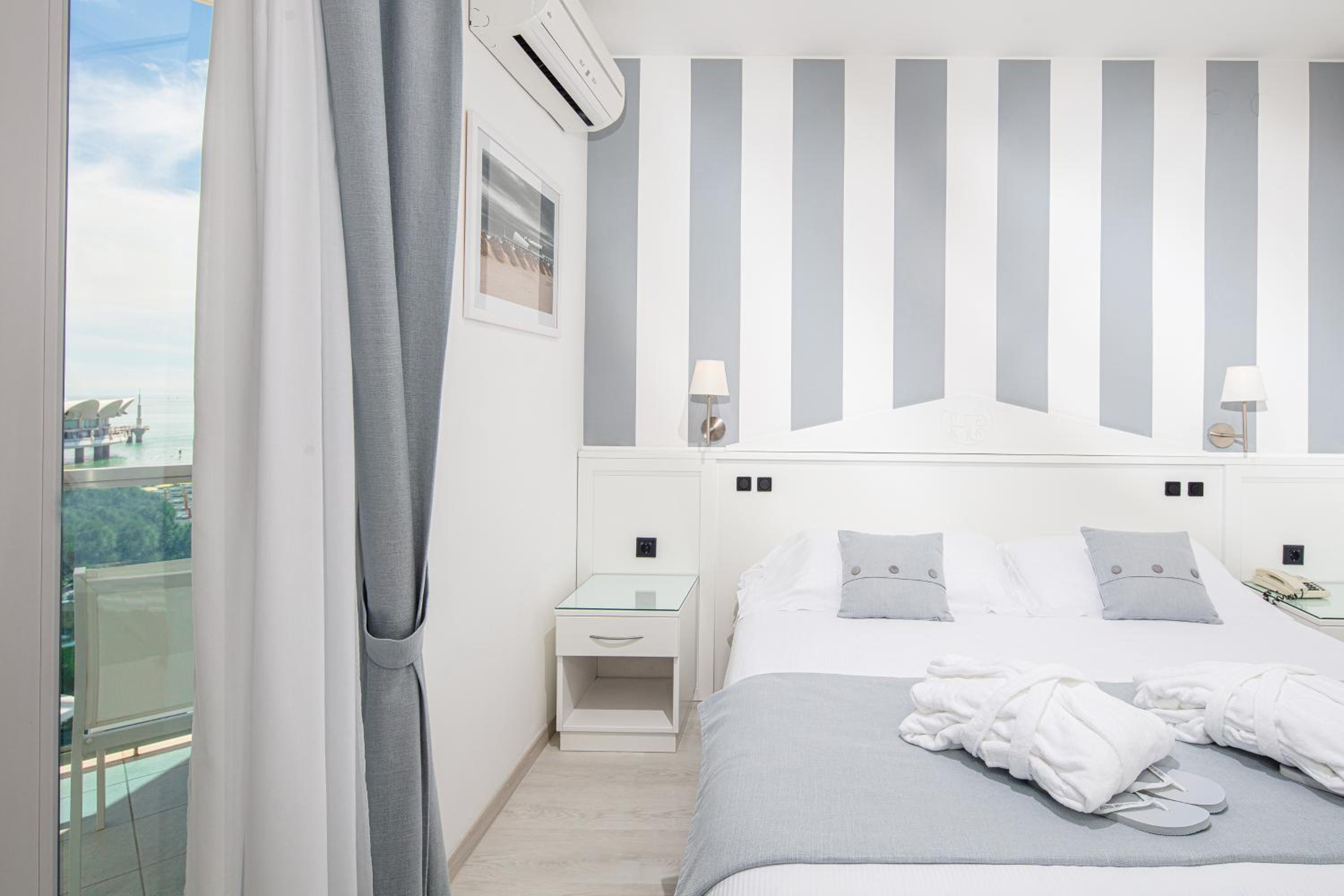 Triple Room with Sea View - Photo 2