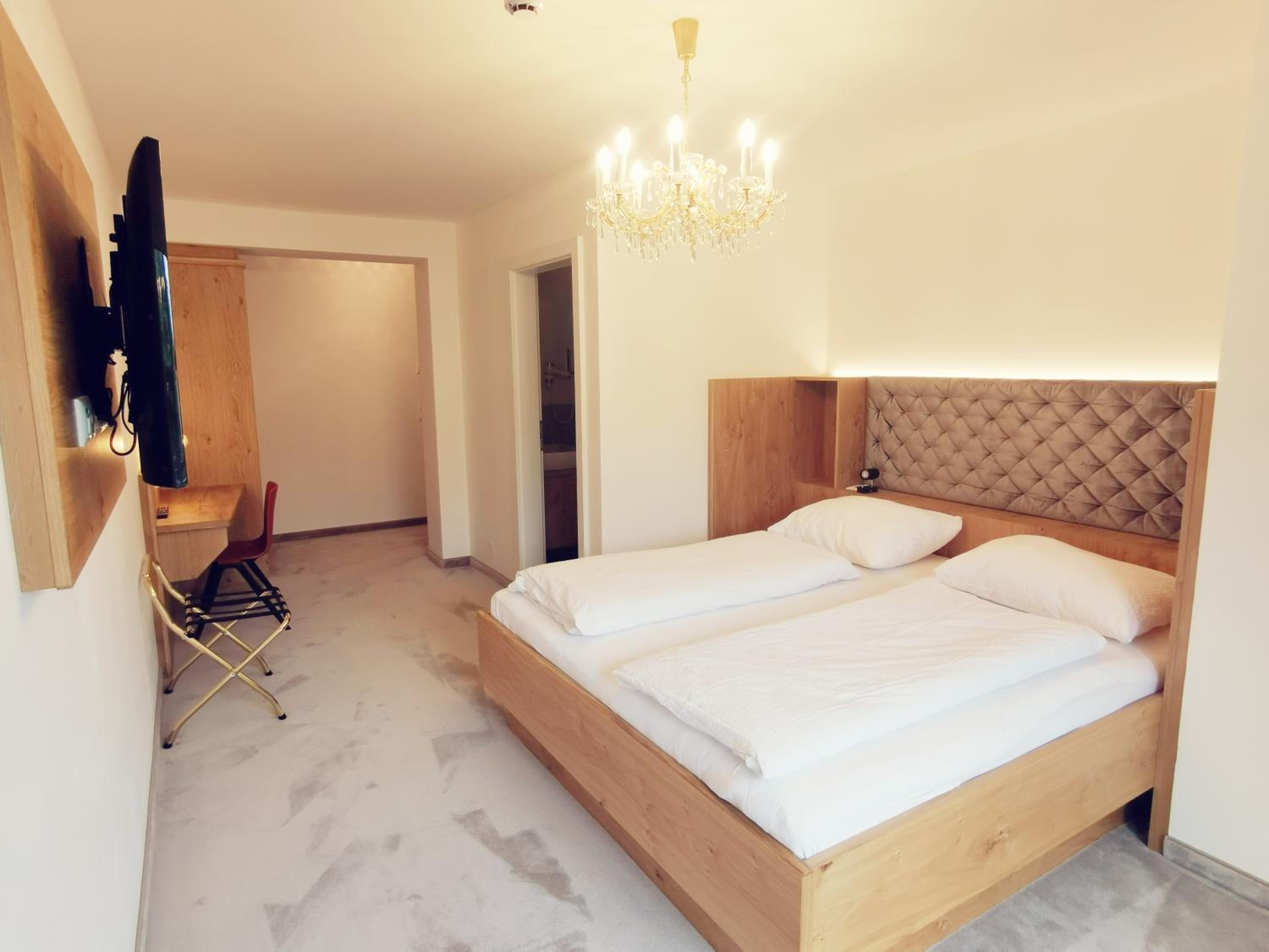 Deluxe Double Room with Balcony photo 3