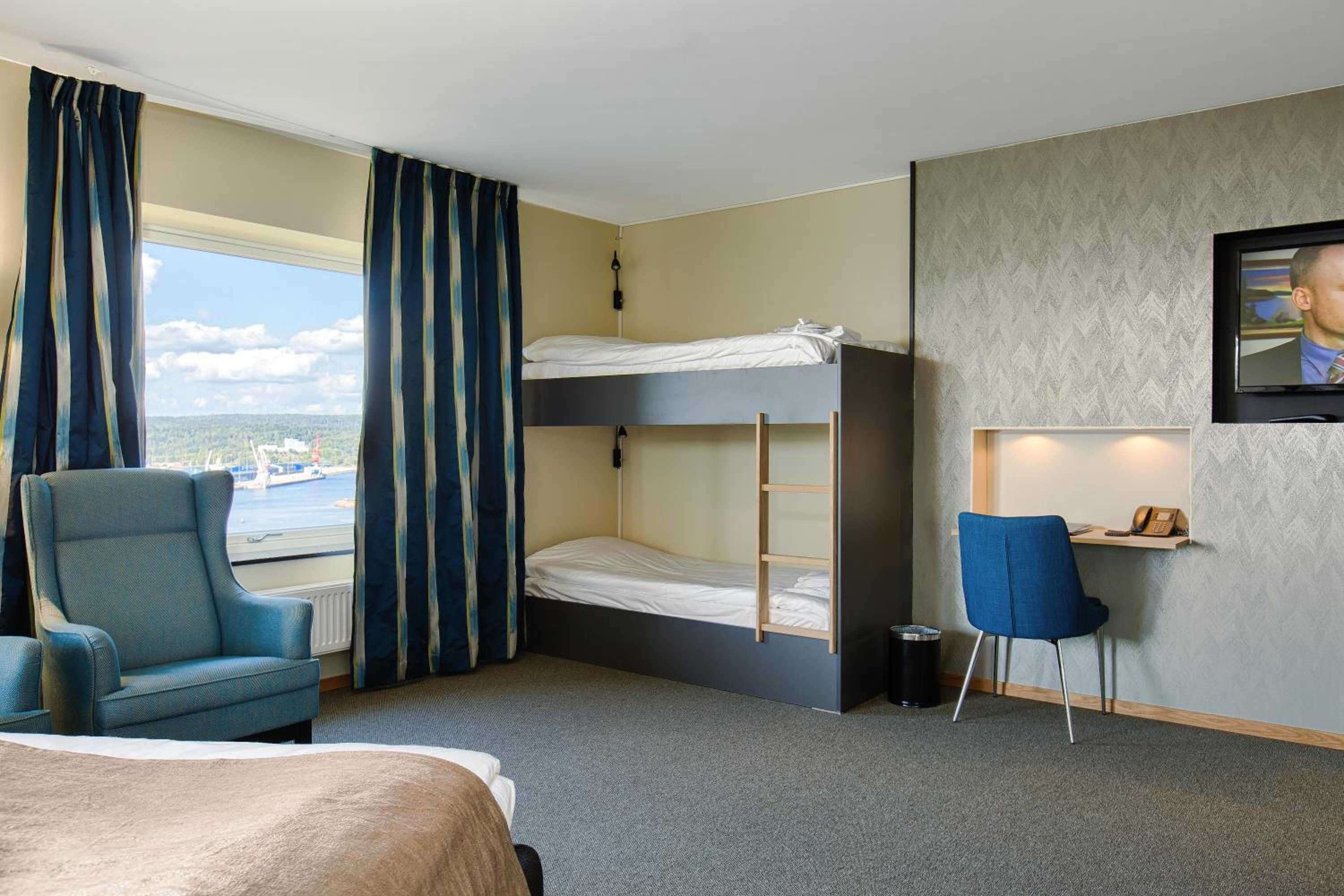Quadruple Room with Balcony - Photo 1