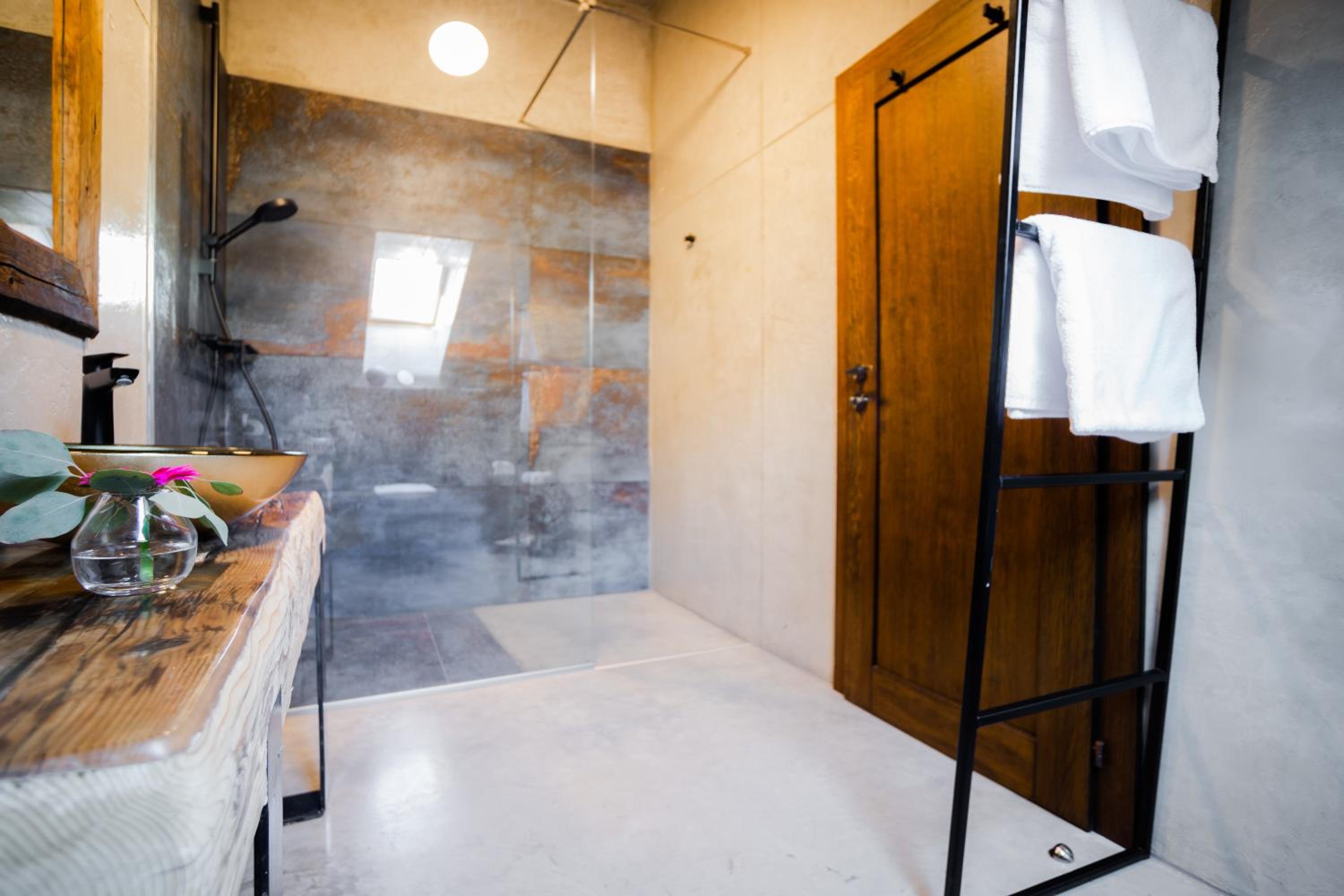Double Room with Private Bathroom - Photo 10