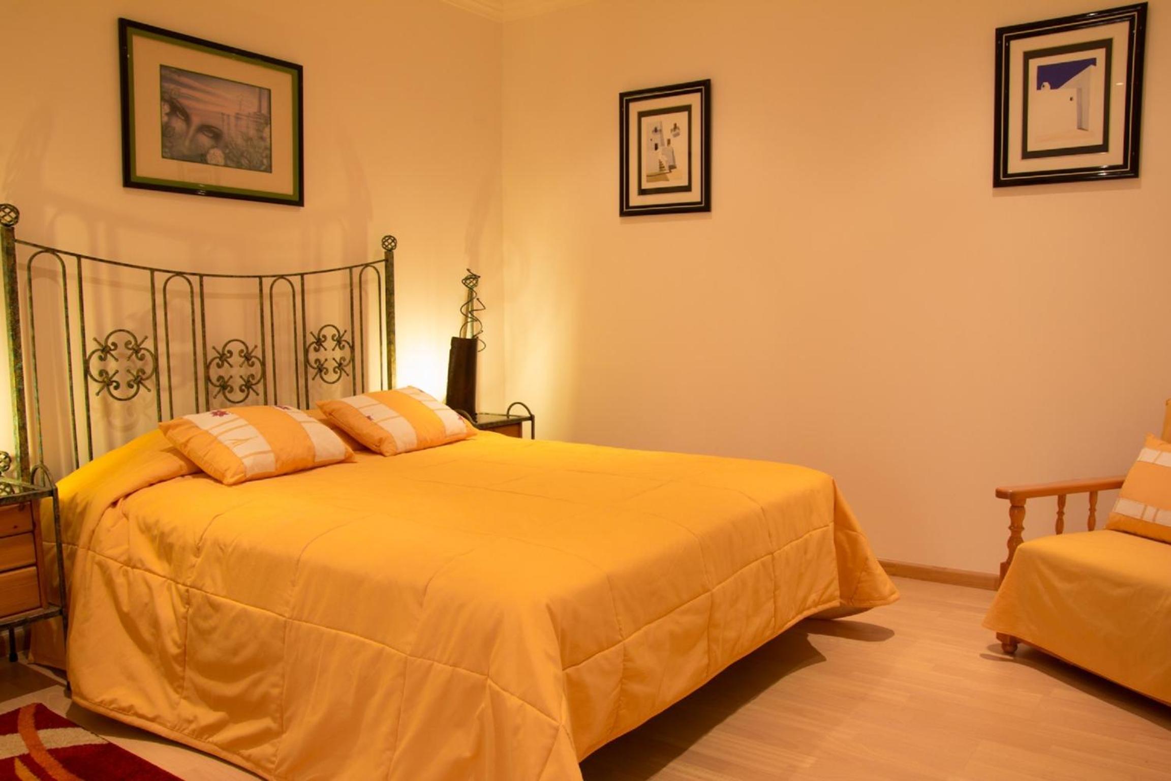 Five-Bedroom House photo 1