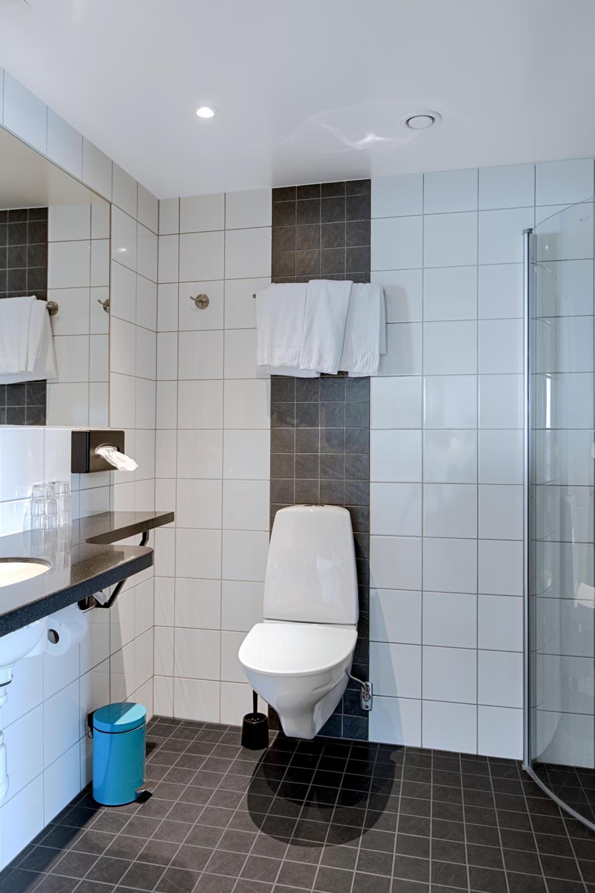 Quadruple Room with Balcony - Photo 6