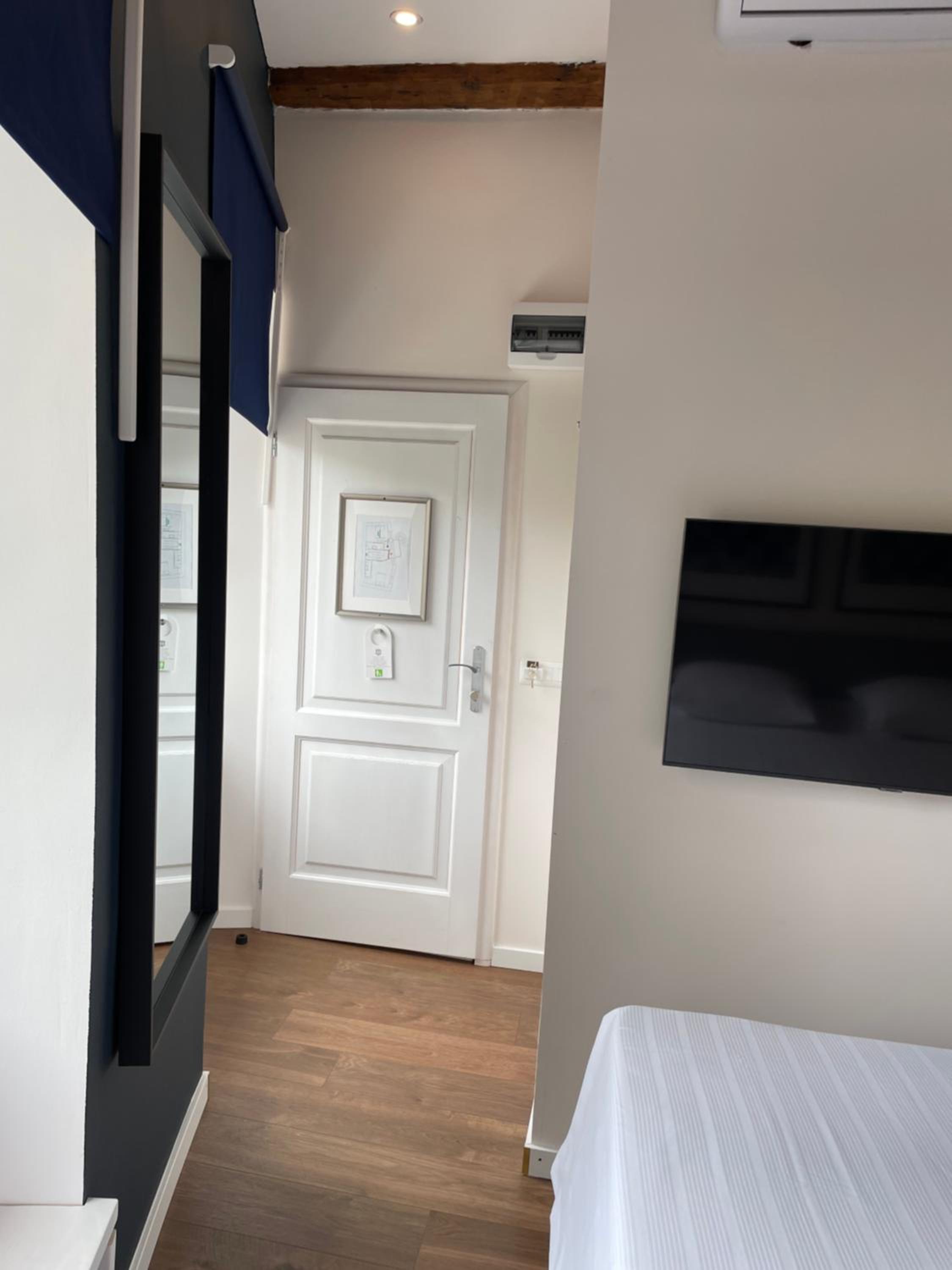 Small Double Room - Photo 12