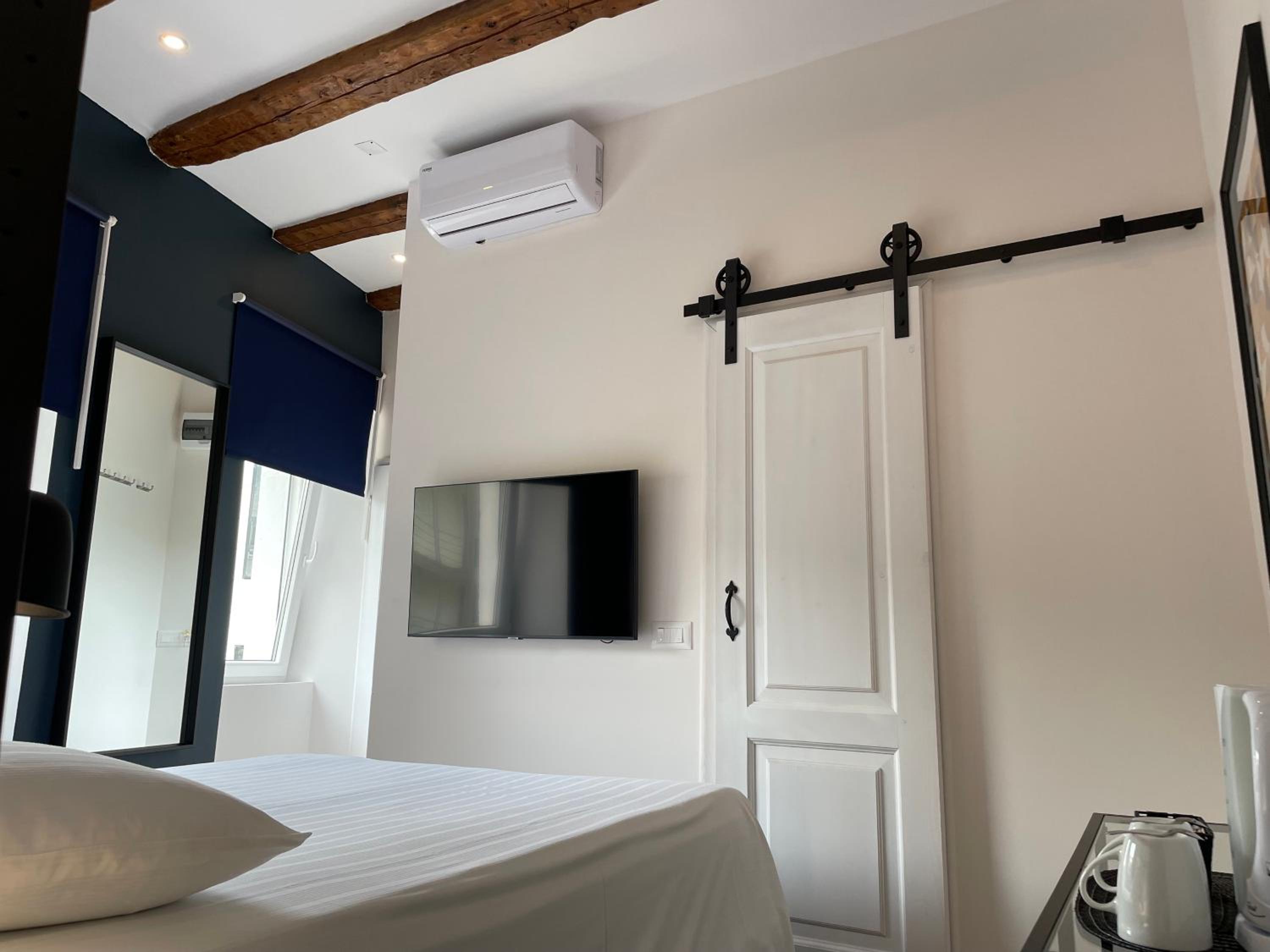 Small Double Room - Photo 2