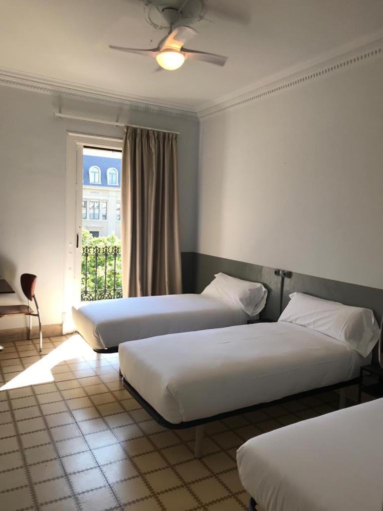Budget Triple Room with Shared Bathroom photo 2