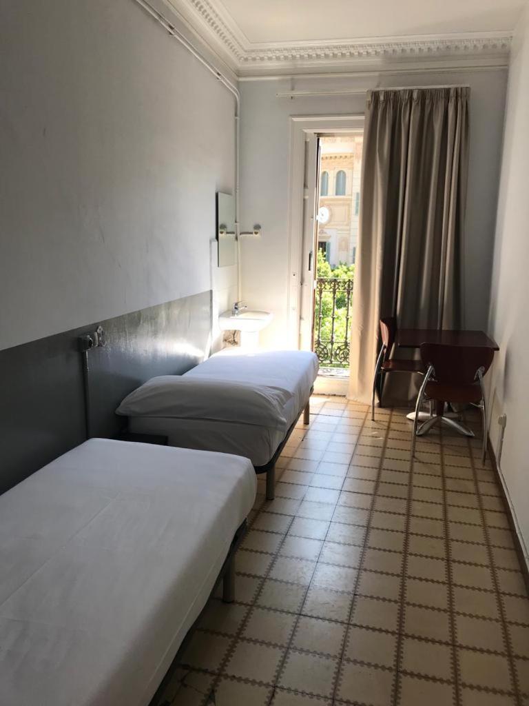 Budget Triple Room with Shared Bathroom photo 2