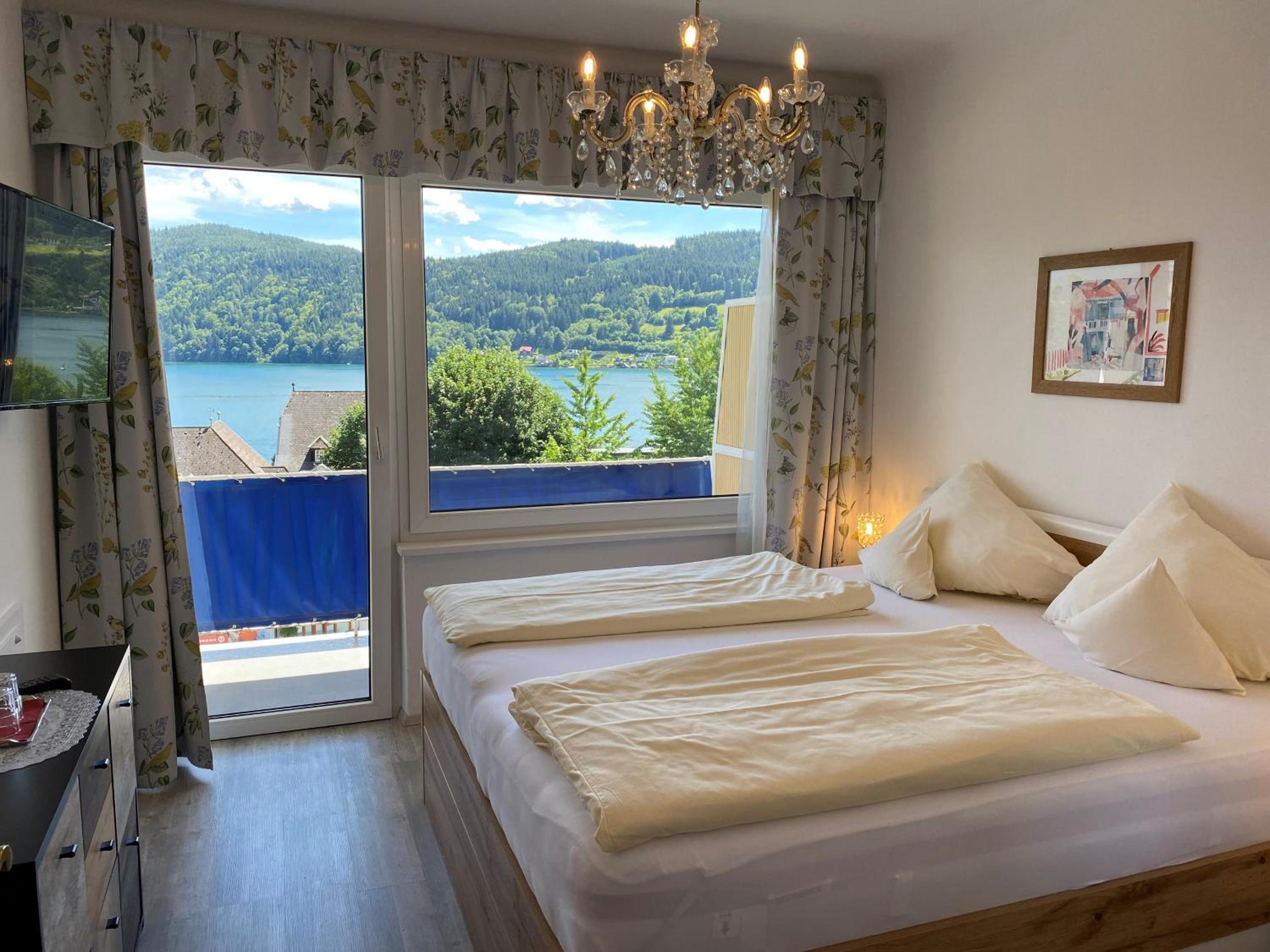 Double Room with Balcony and Lake View - Photo 1