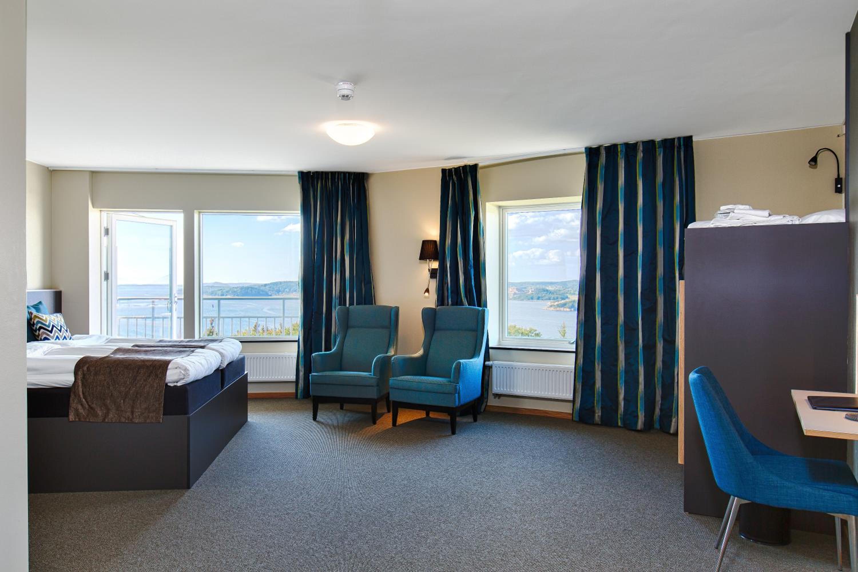Quadruple Room with Balcony - Photo 2