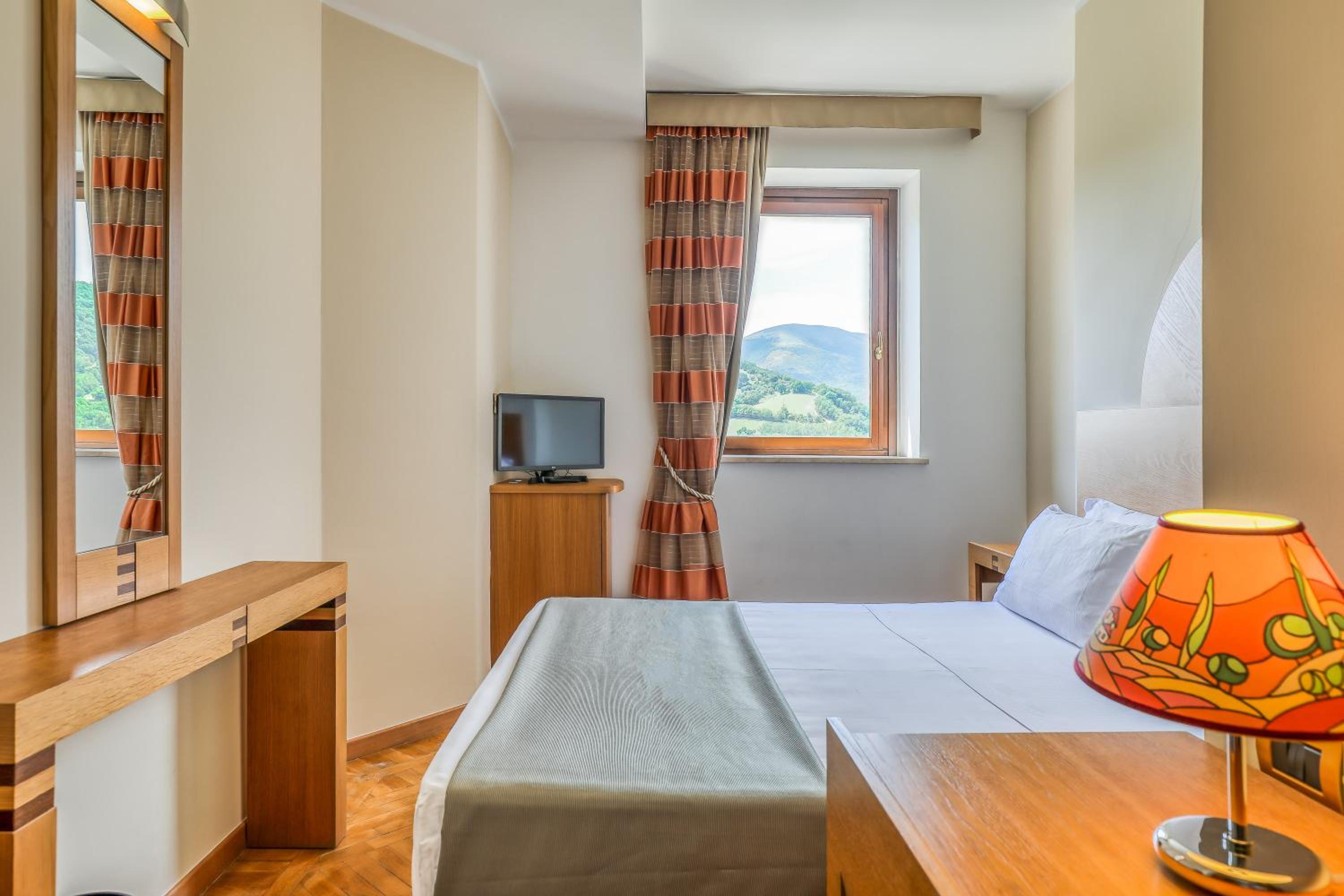 Economy Double Room - Photo 9